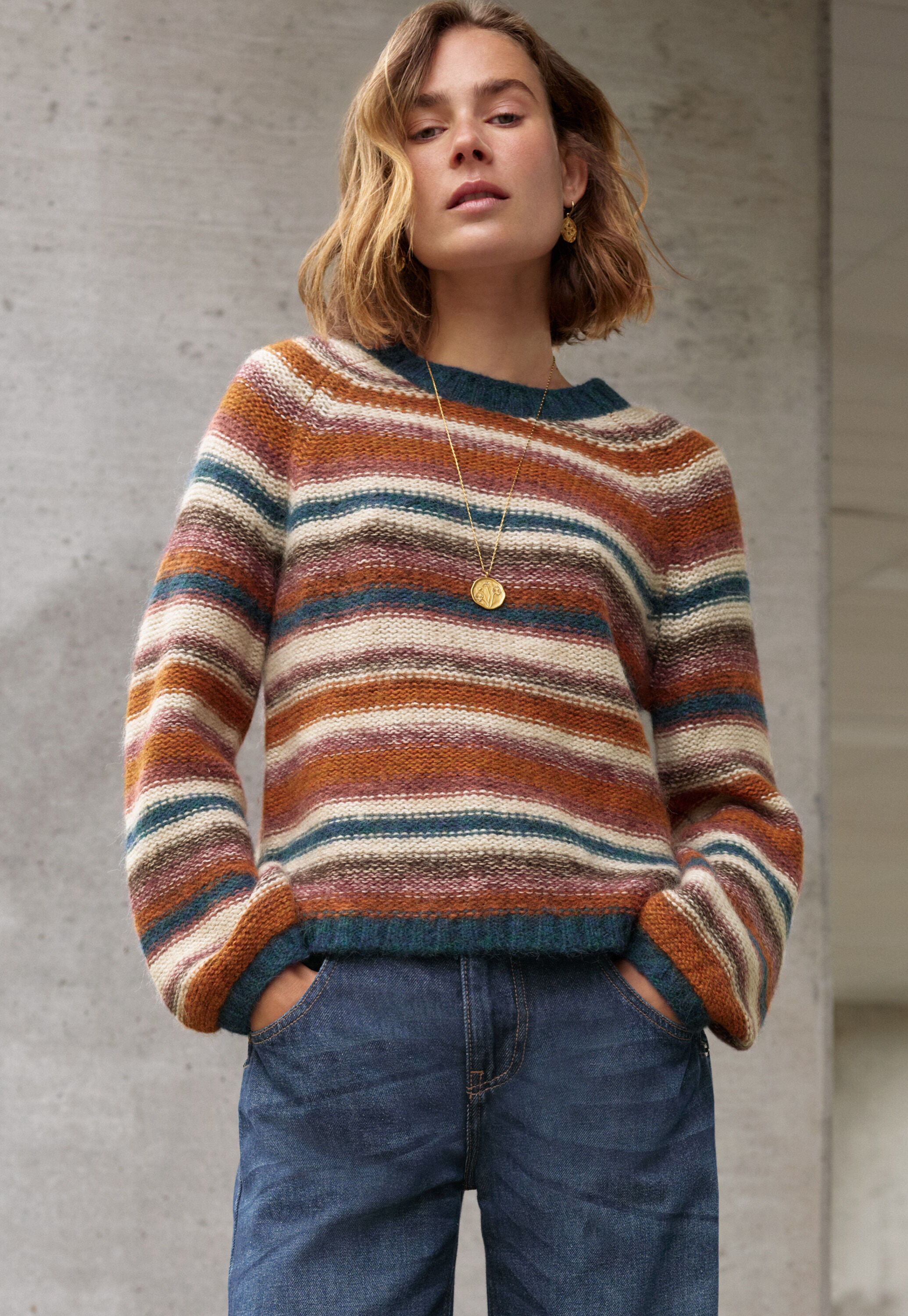 Pullover mit umgekehrten Streifen