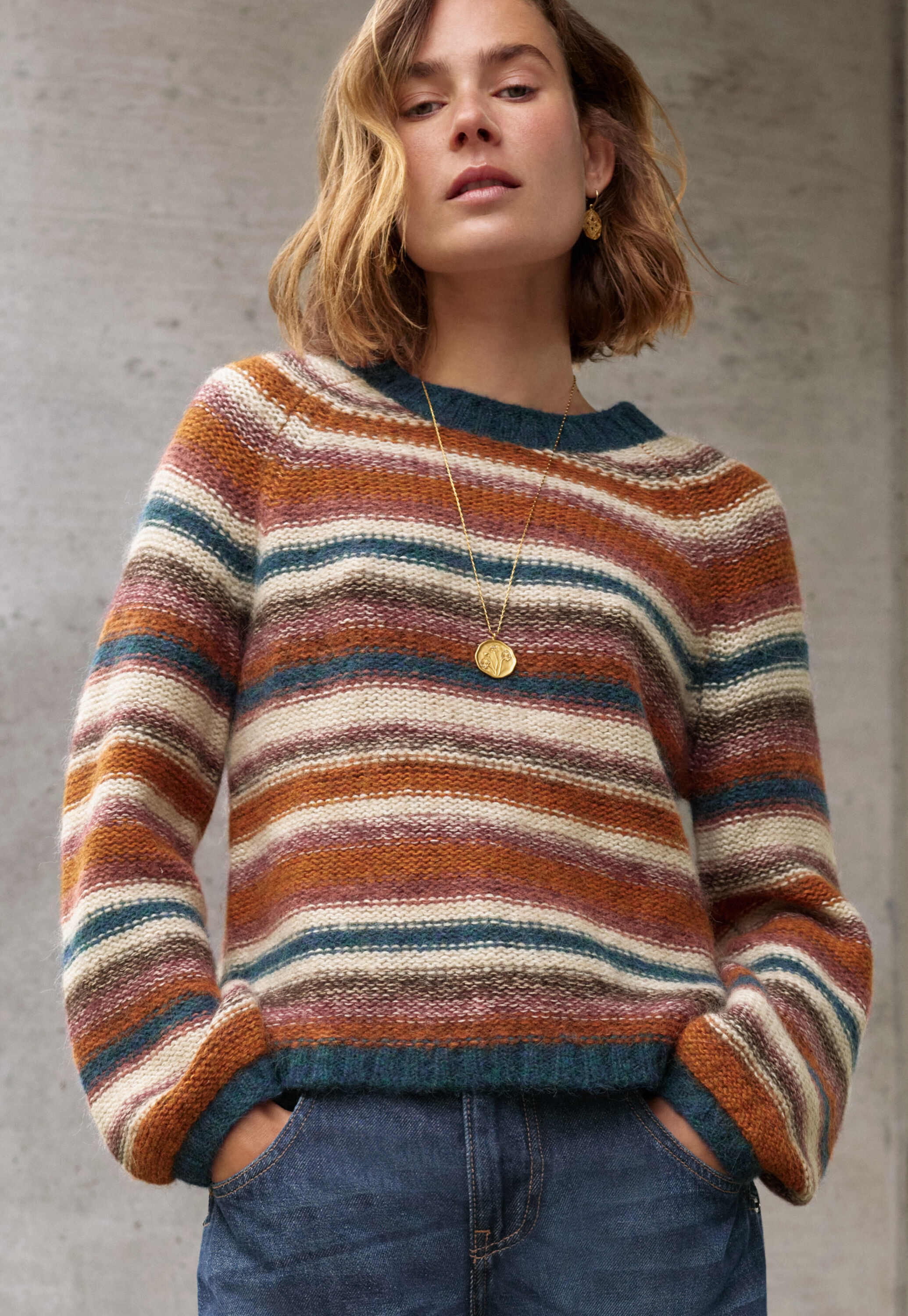 Pullover mit umgekehrten Streifen