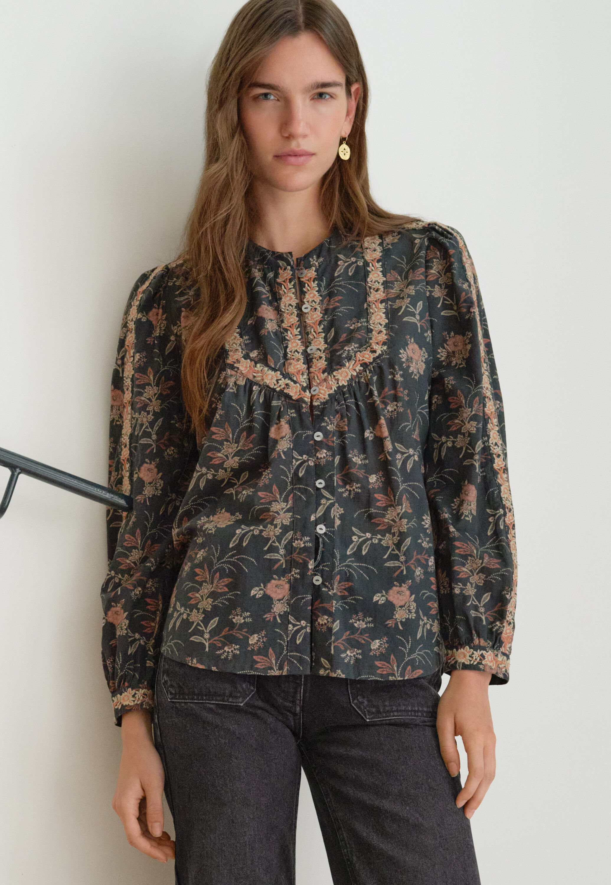 Bestickte Bluse mit Print