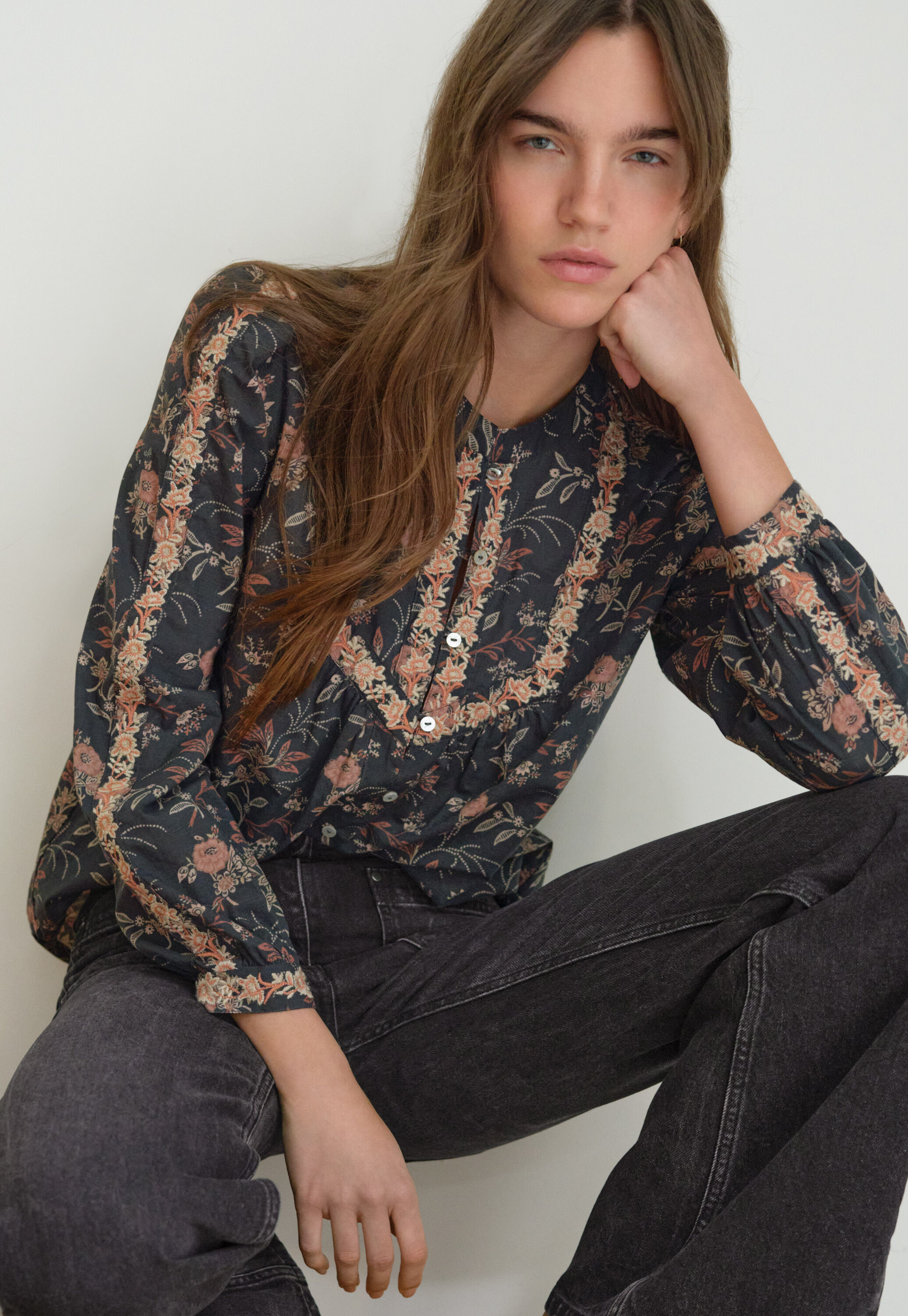 Bestickte Bluse mit Print