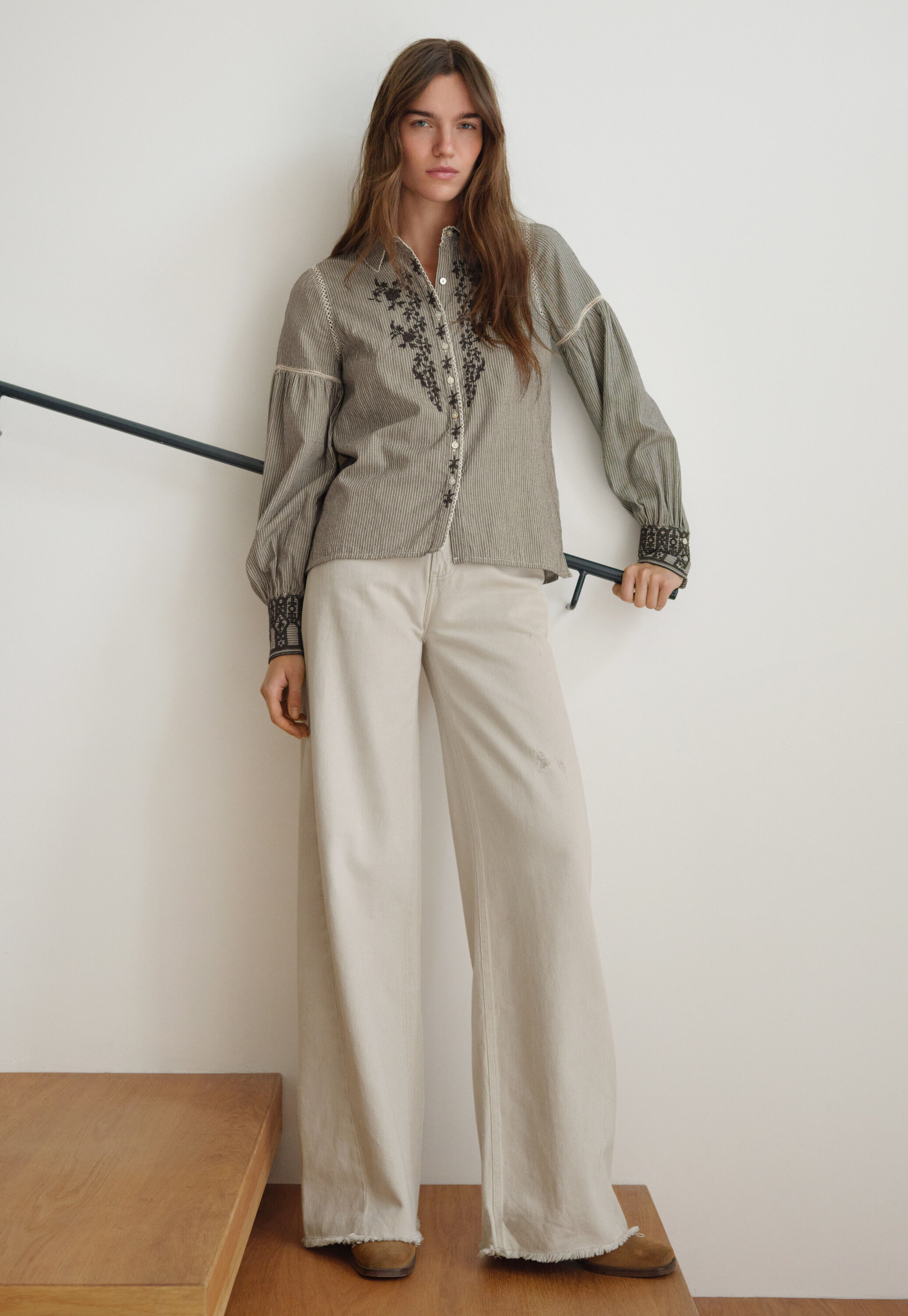 Bestickte Bluse mit eingewebten Streifen, Kohlschwarz/Ecru, large