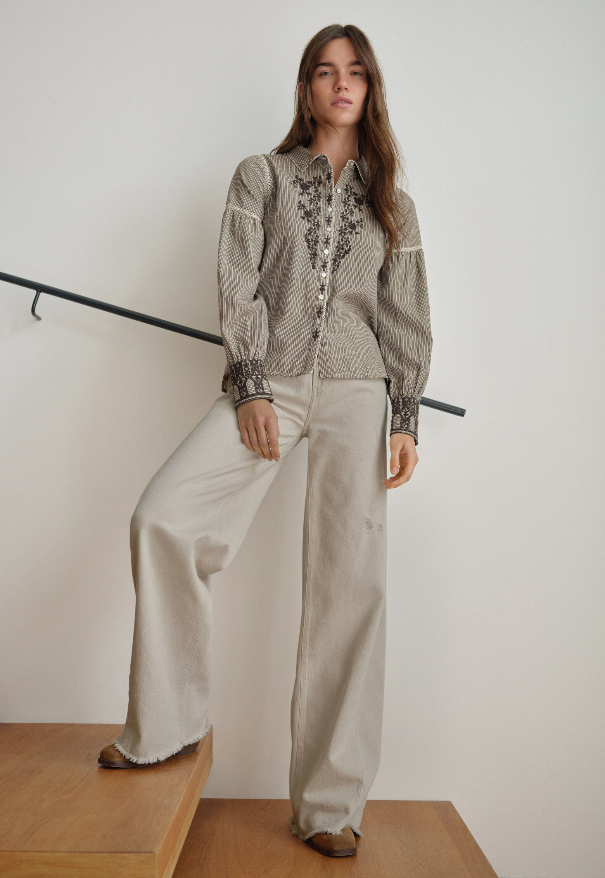 Mittelhoch taillierte Jeans mit weitem Bein
