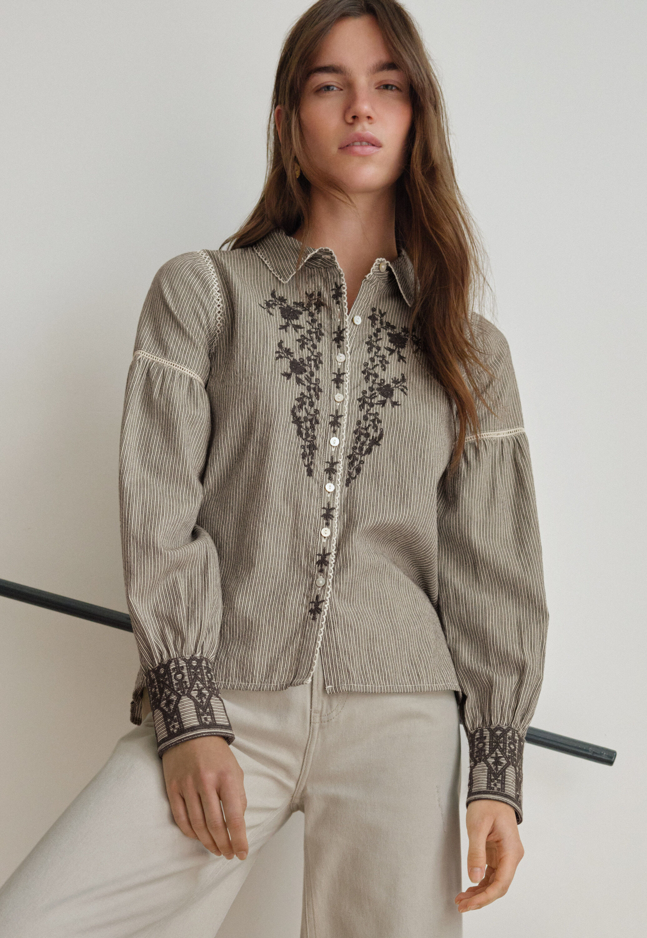 Bestickte Bluse mit eingewebten Streifen, Kohlschwarz/Ecru, large