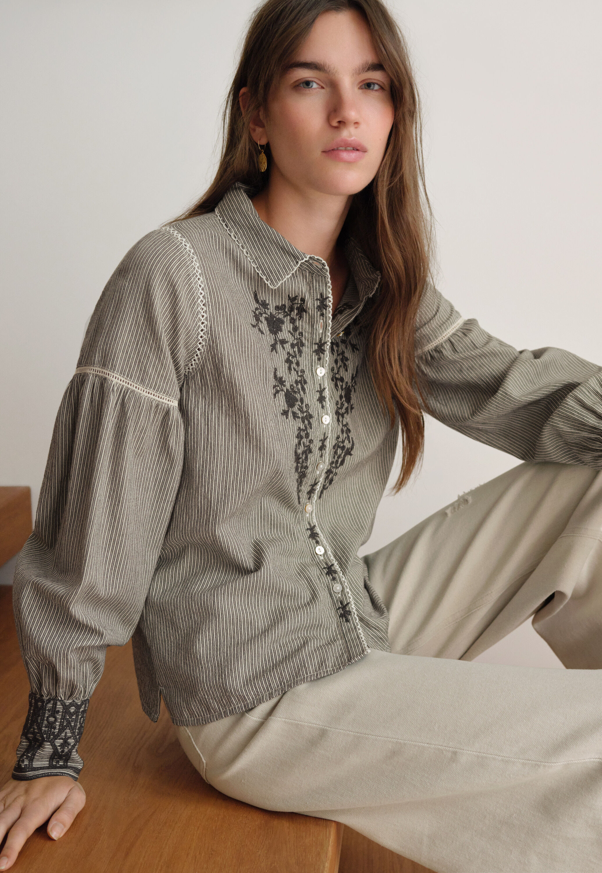 Bestickte Bluse mit eingewebten Streifen, Kohlschwarz/Ecru, large