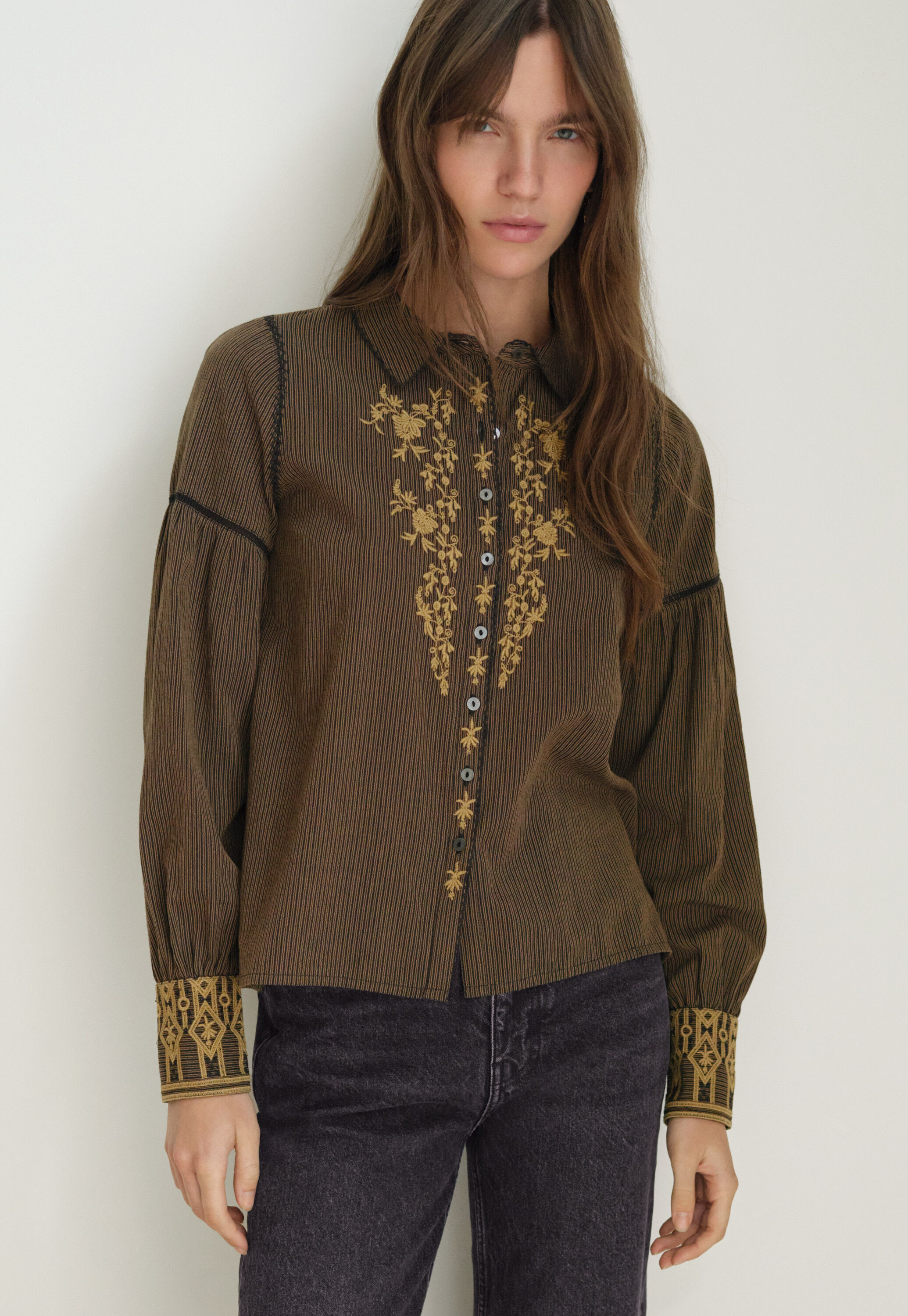 Bestickte Bluse mit eingewebten Streifen