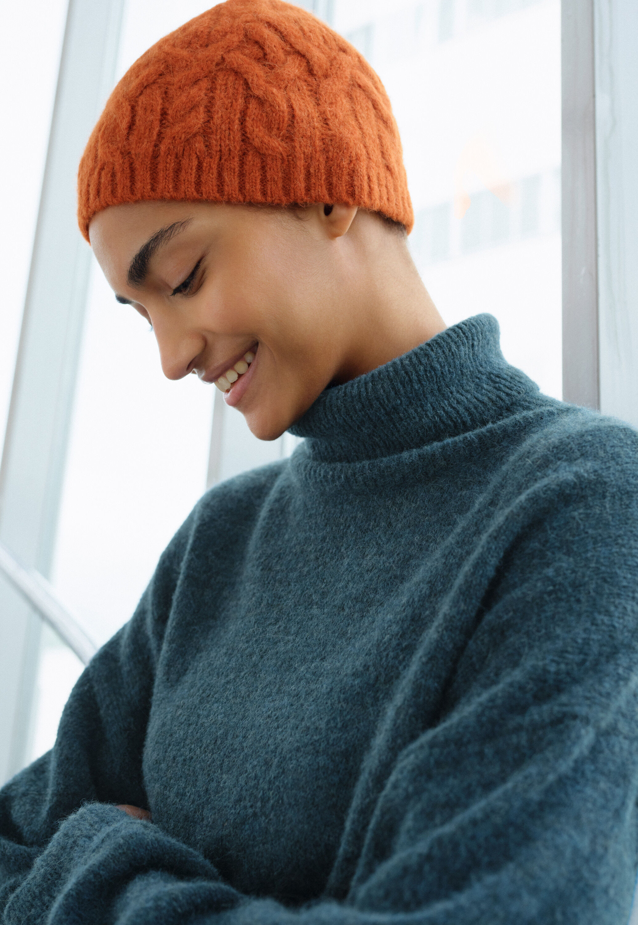Pullover mit umgekehrten Streifen