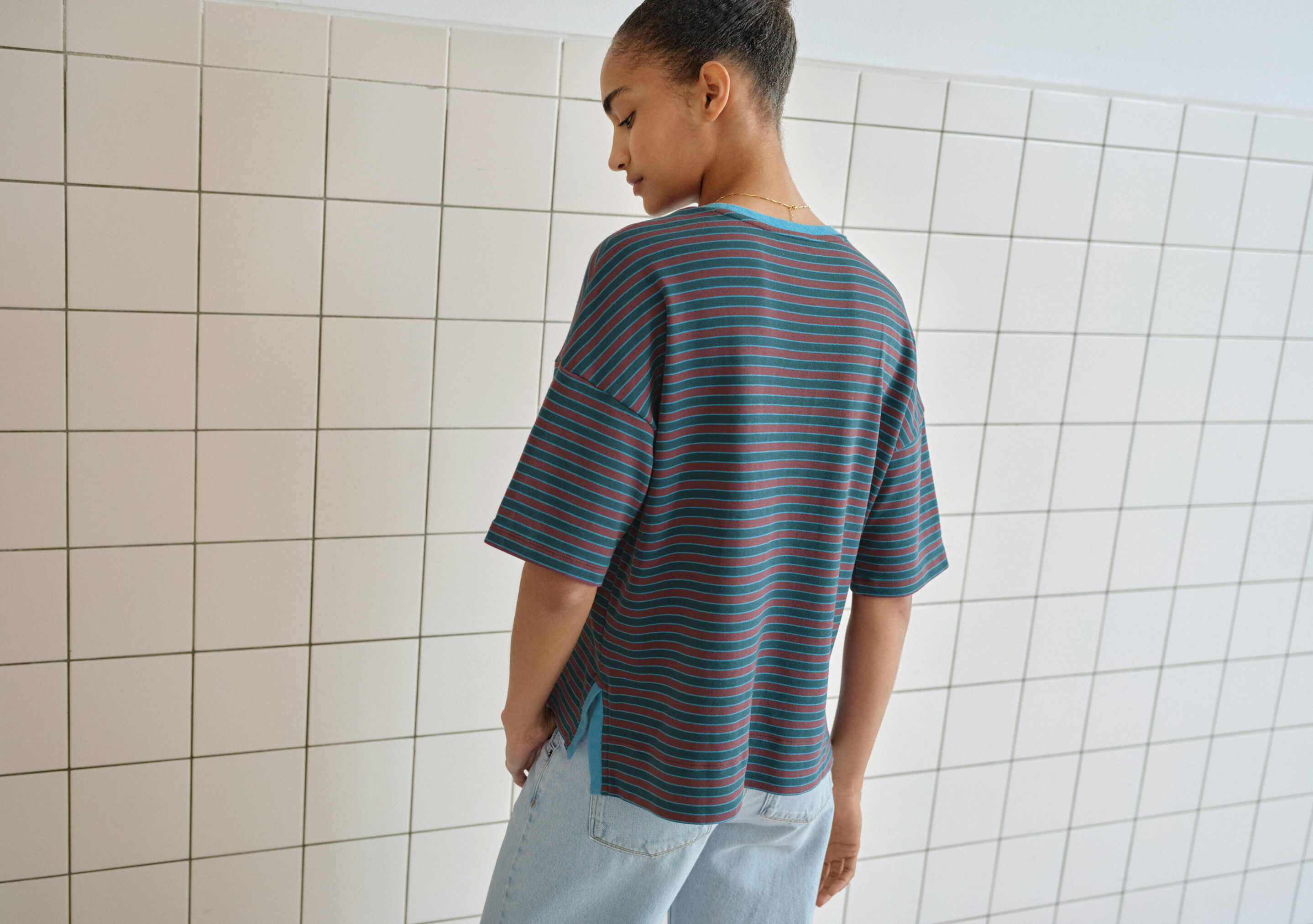 Pullover mit umgekehrten Streifen
