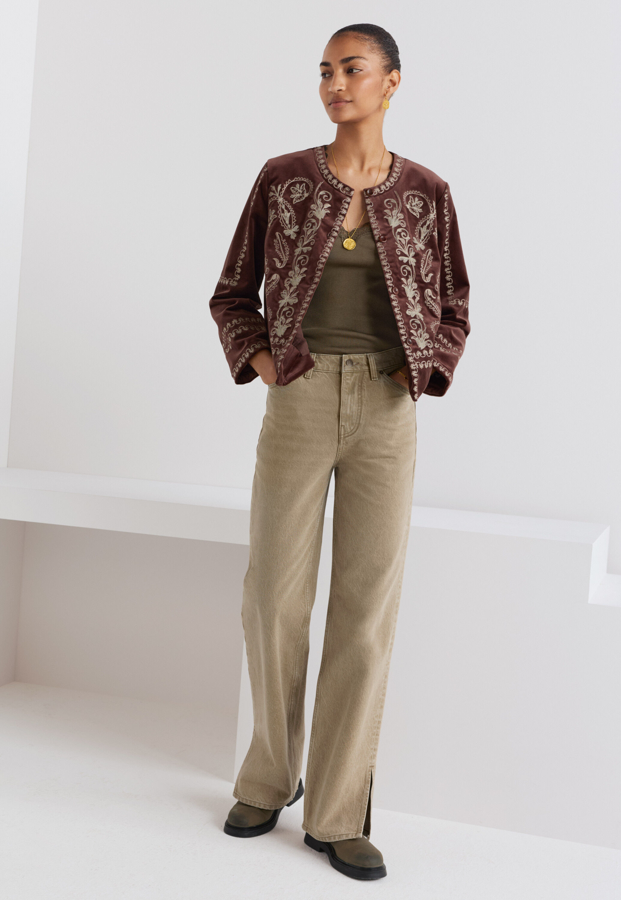 Bestickte Samtjacke, Portwein, large