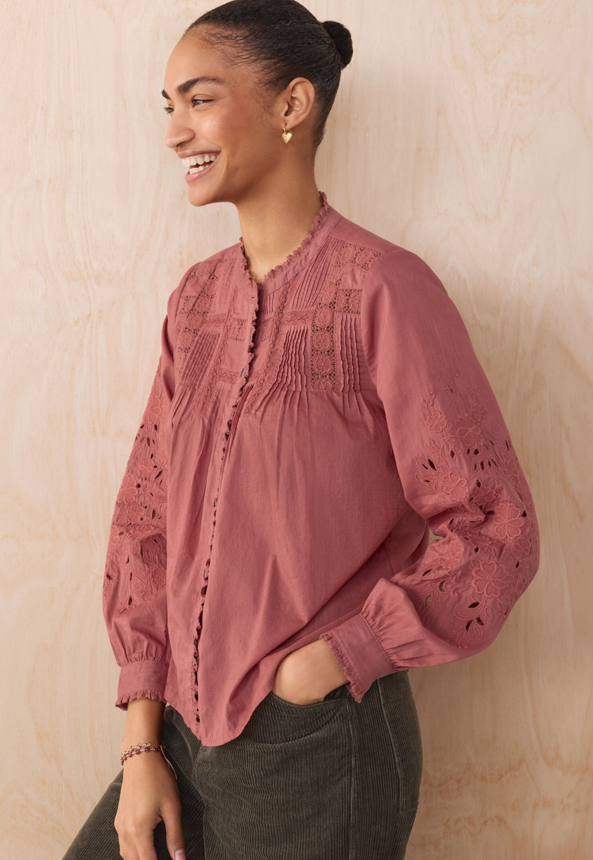 Bluse mit Spitze und Biesen, Himbeerrosa, large