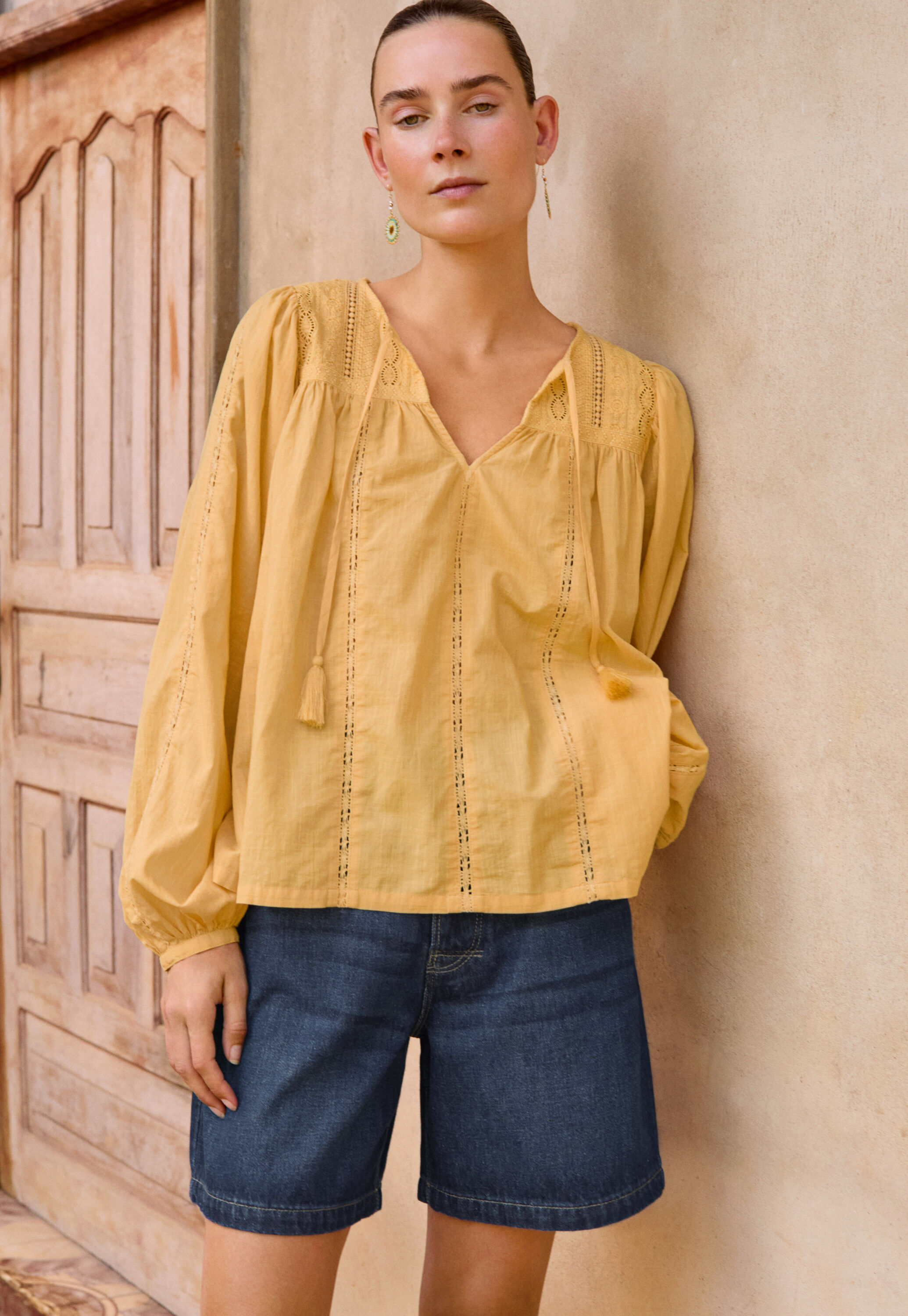 Bluse mit Spitzeneinsatz