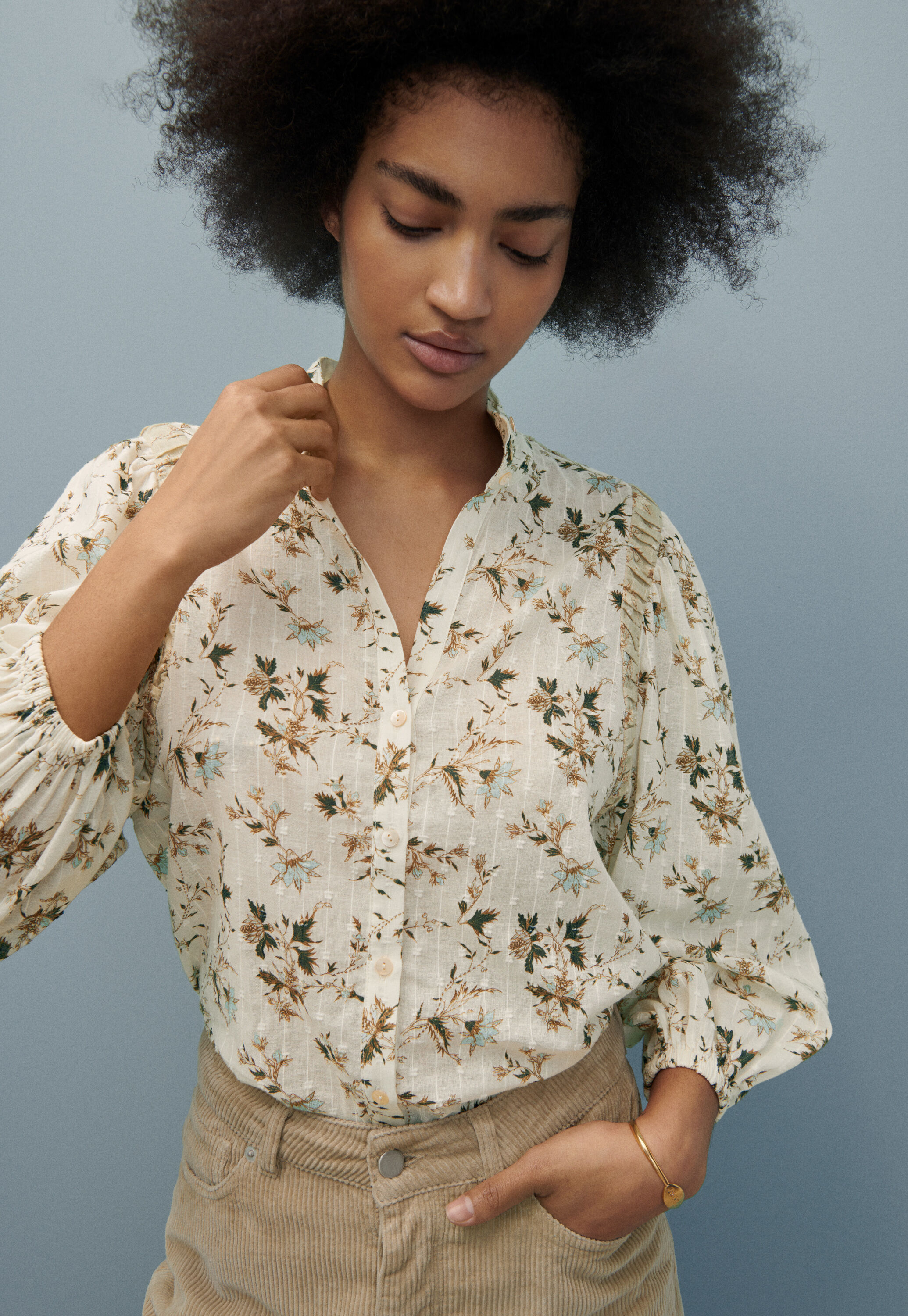 Bedruckte Bluse mit hohem Halsausschnitt, Goldenes Elfenbein, large