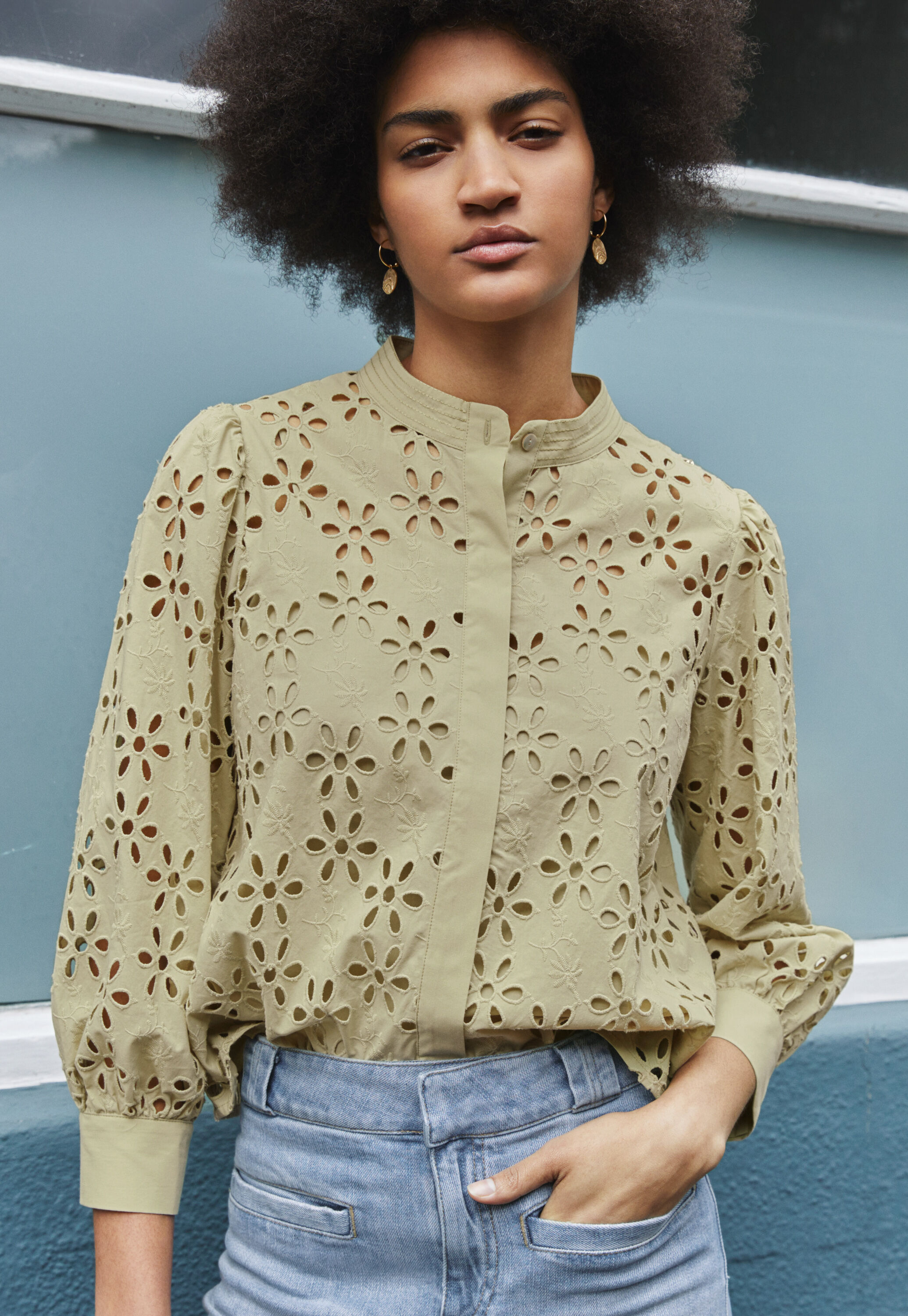 Cutwork-Bluse, Zartes Oliv, large
