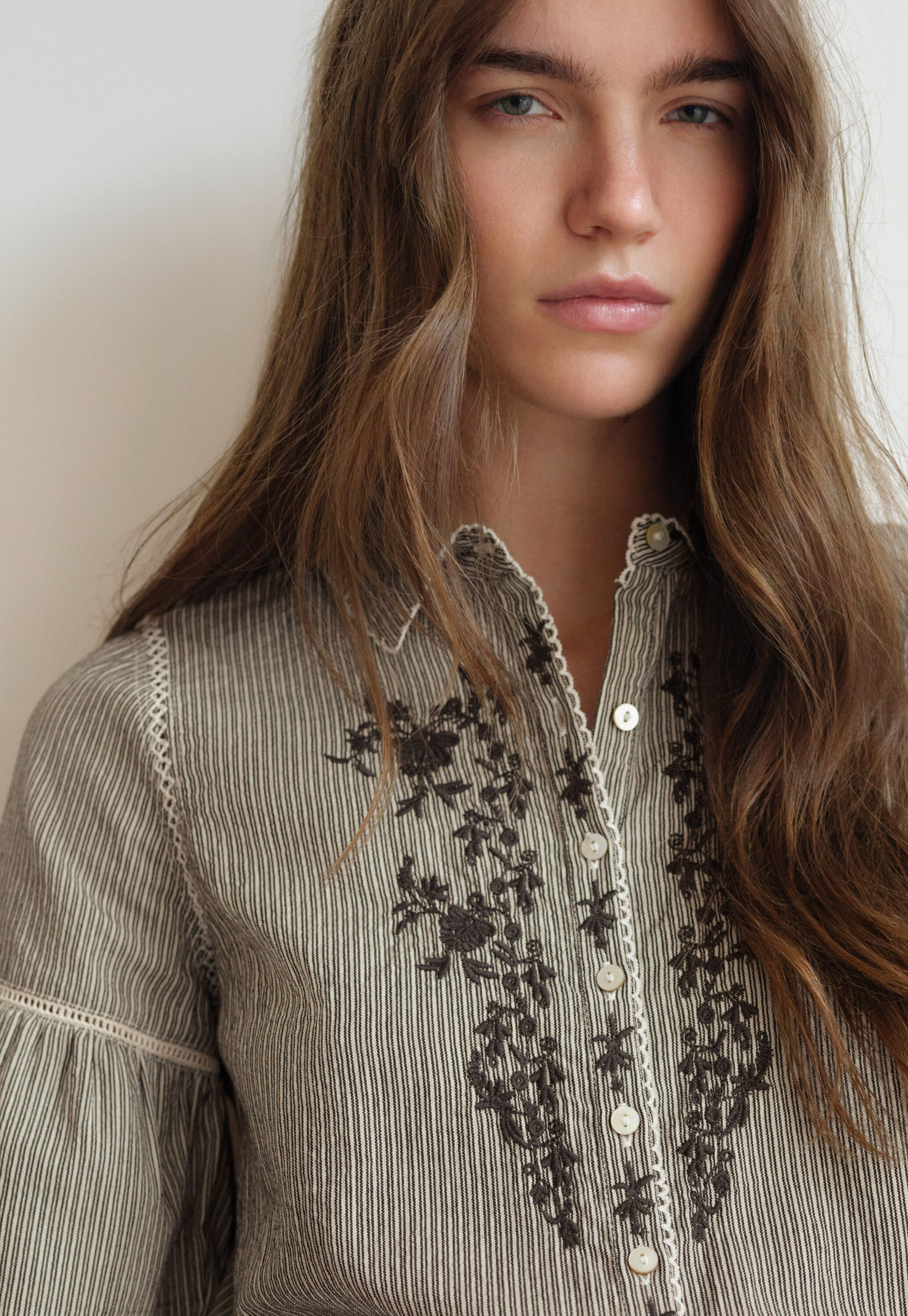 Bestickte Bluse mit eingewebten Streifen