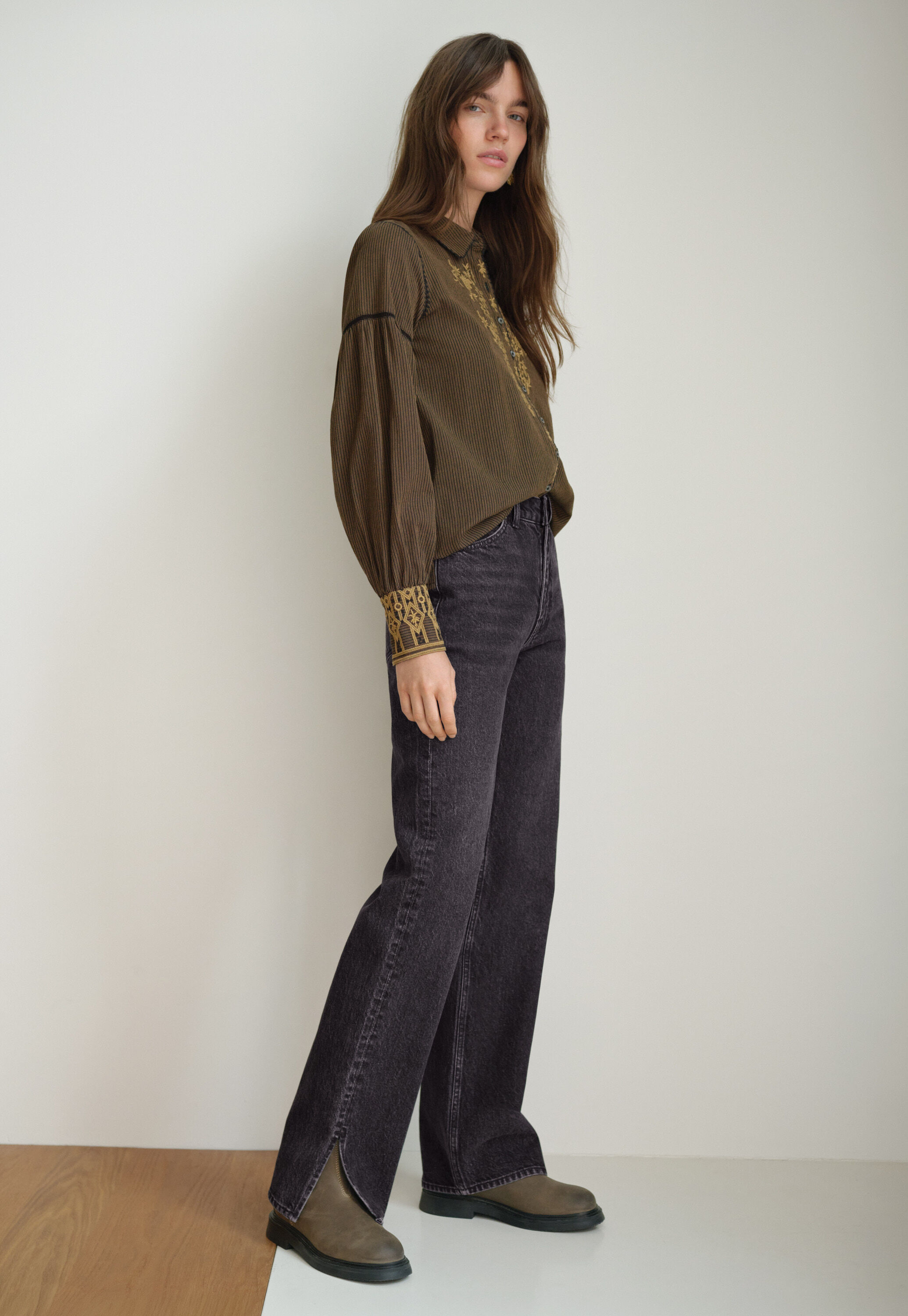 Bestickte Bluse mit eingewebten Streifen