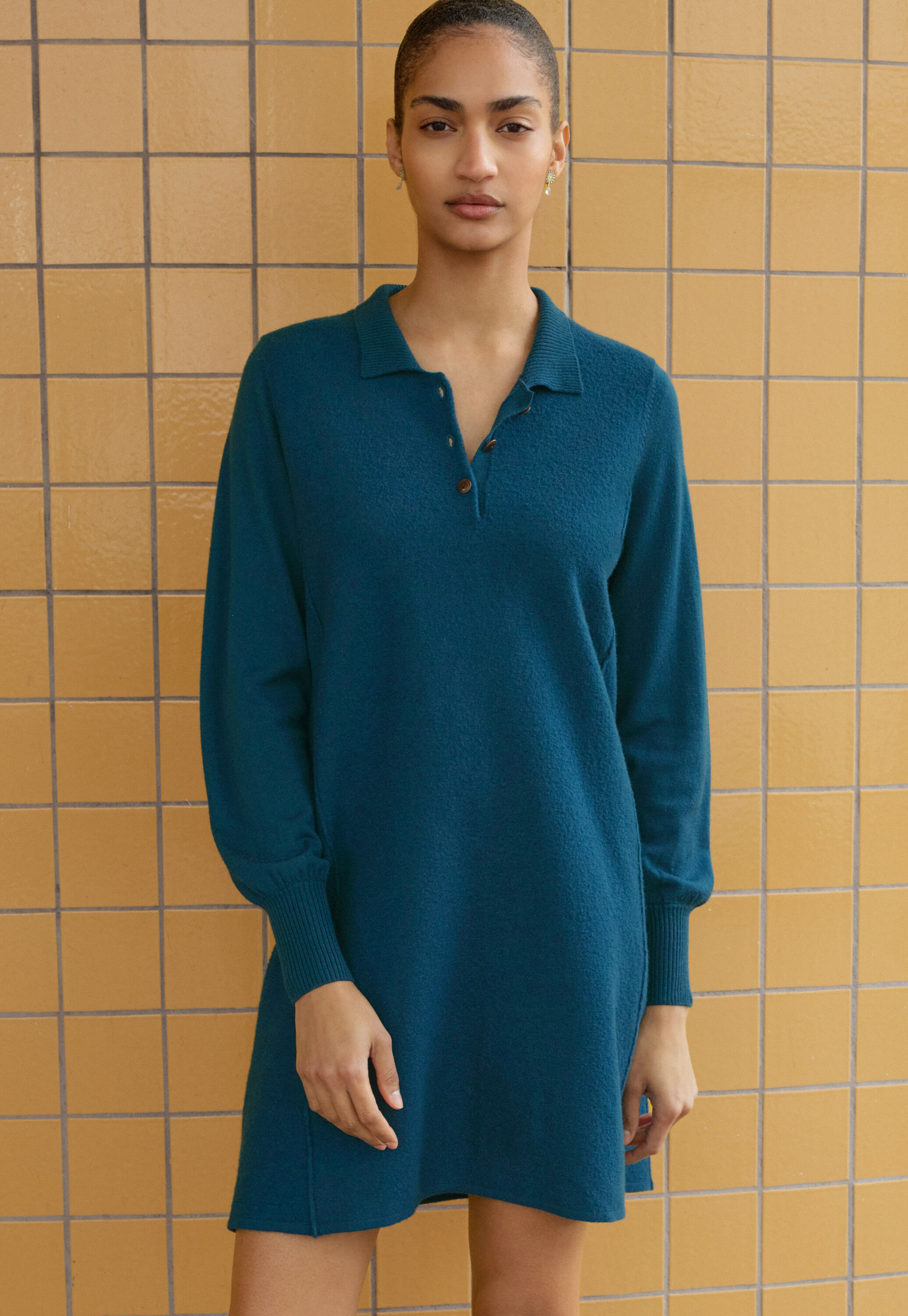 Kurzes Kleid mit Kragen