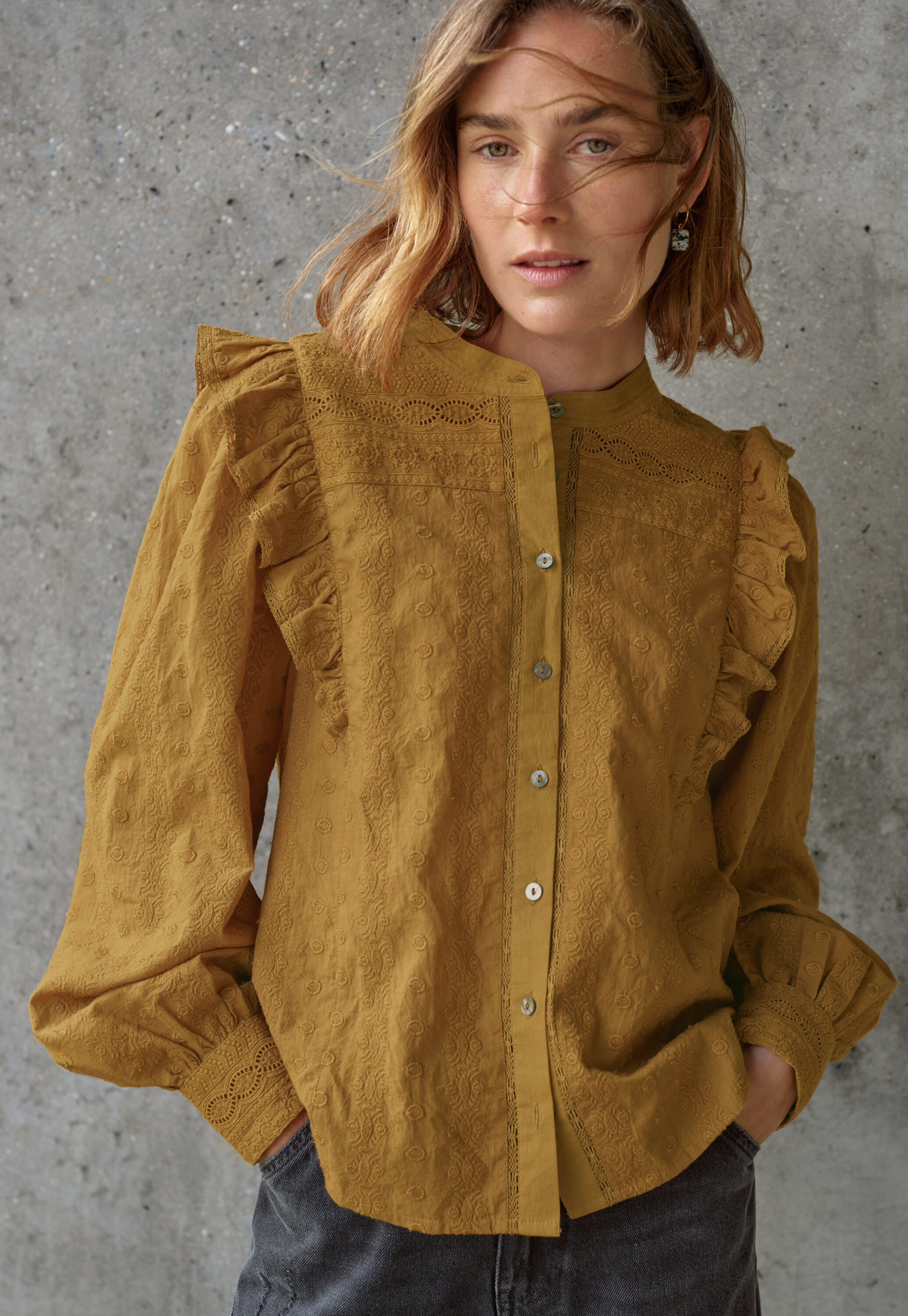 Broderie-Bluse