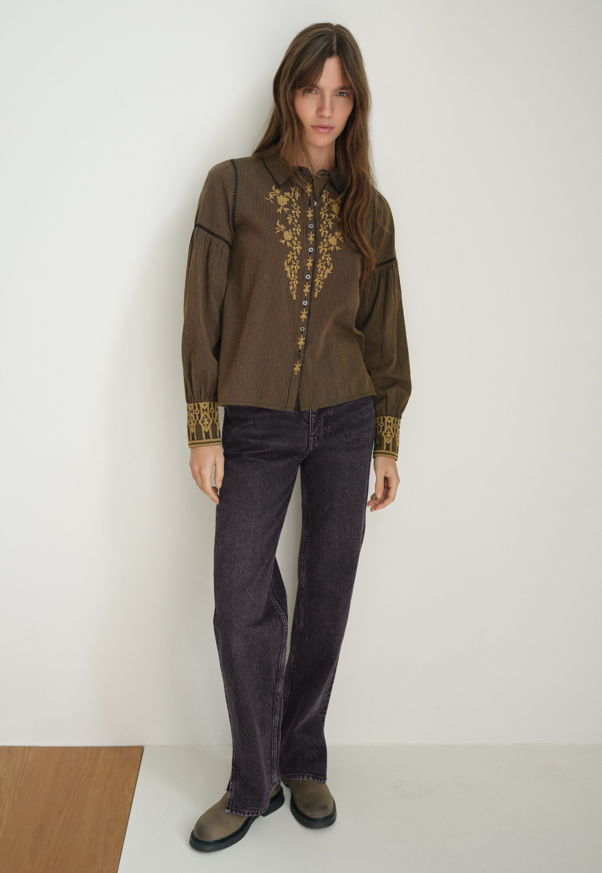 Bestickte Bluse mit eingewebten Streifen