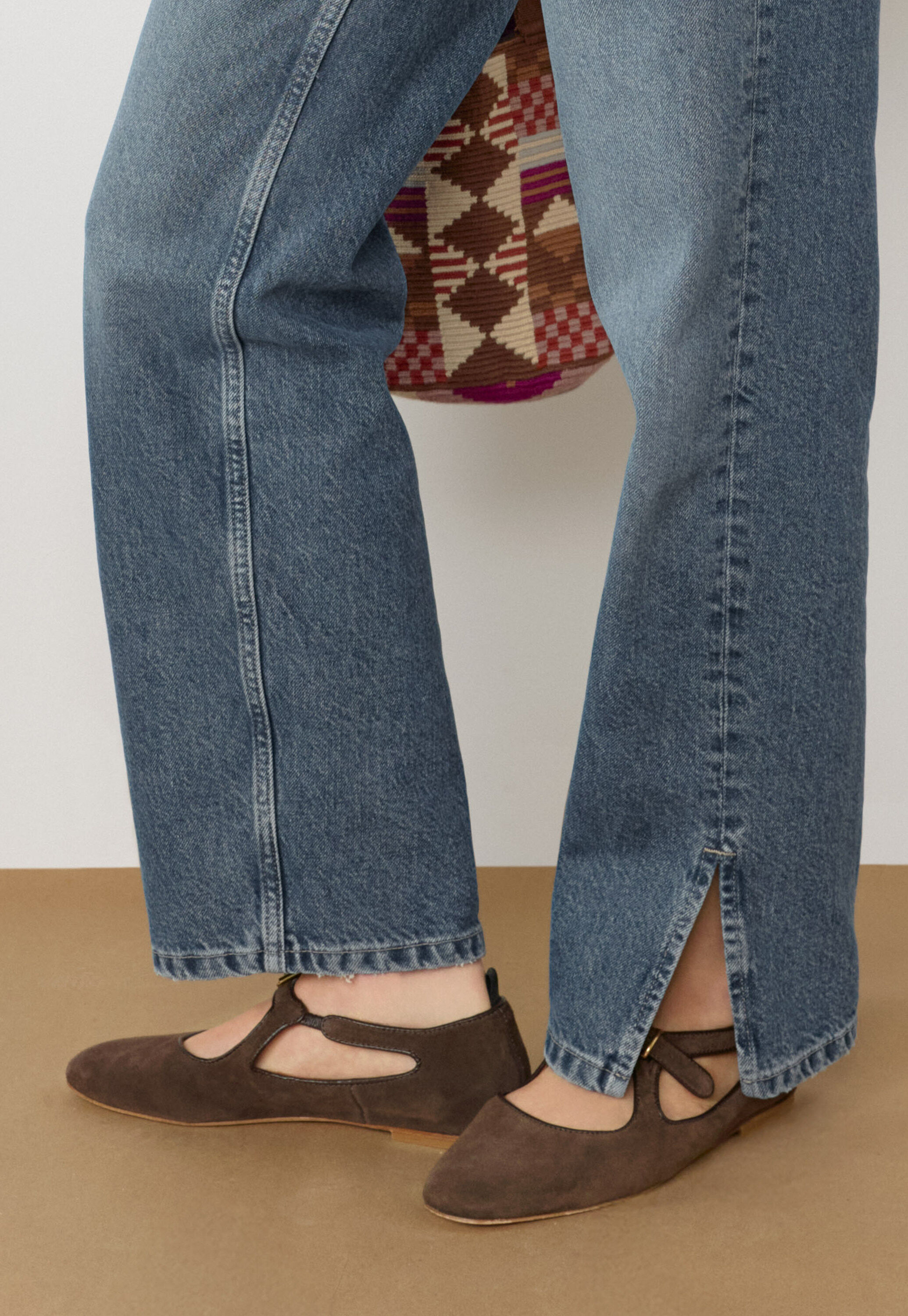 Jeans mit geschlitztem Saum
