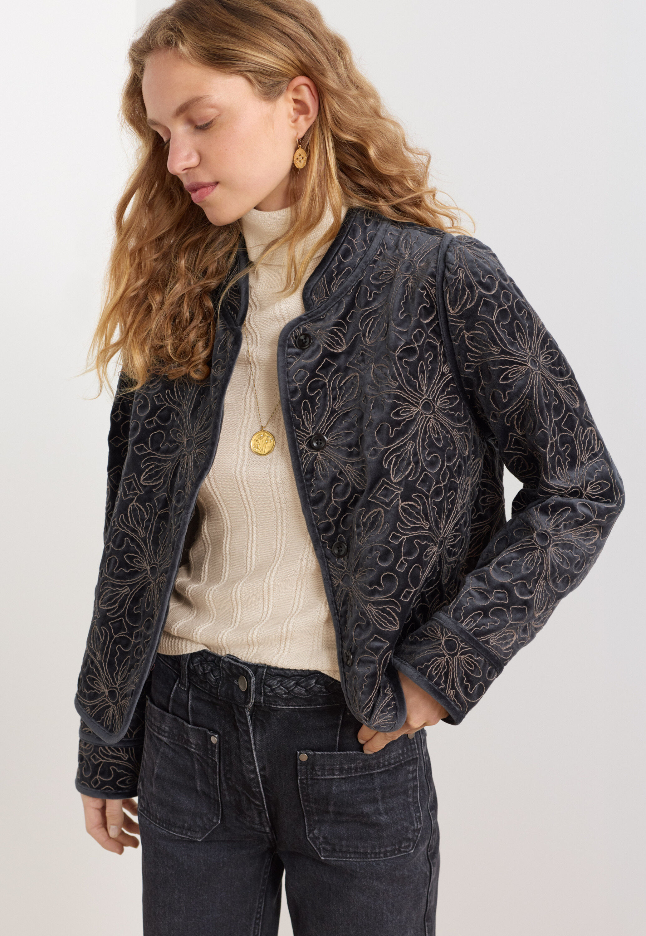 Bestickte Samtjacke