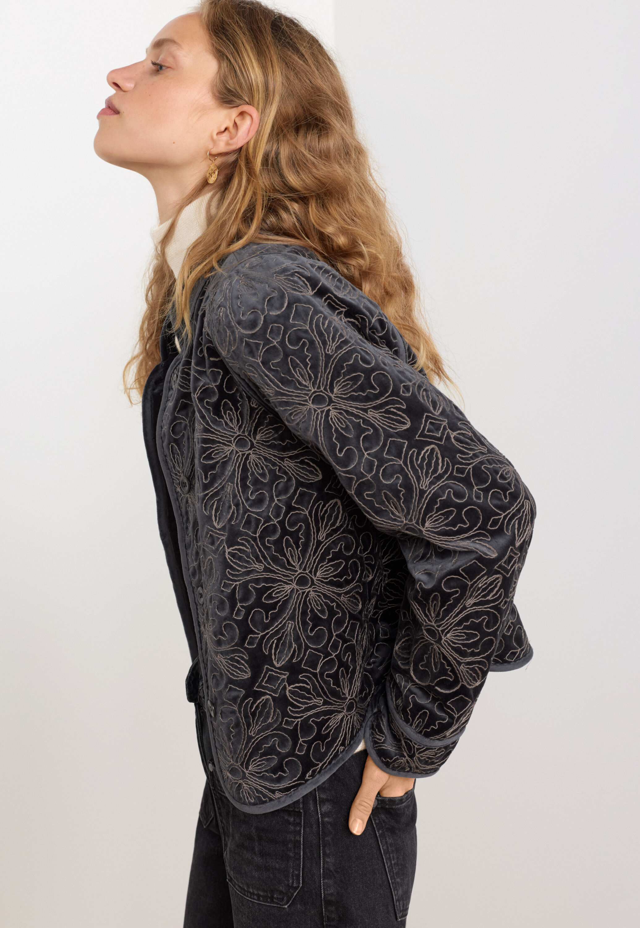 Bestickte Samtjacke