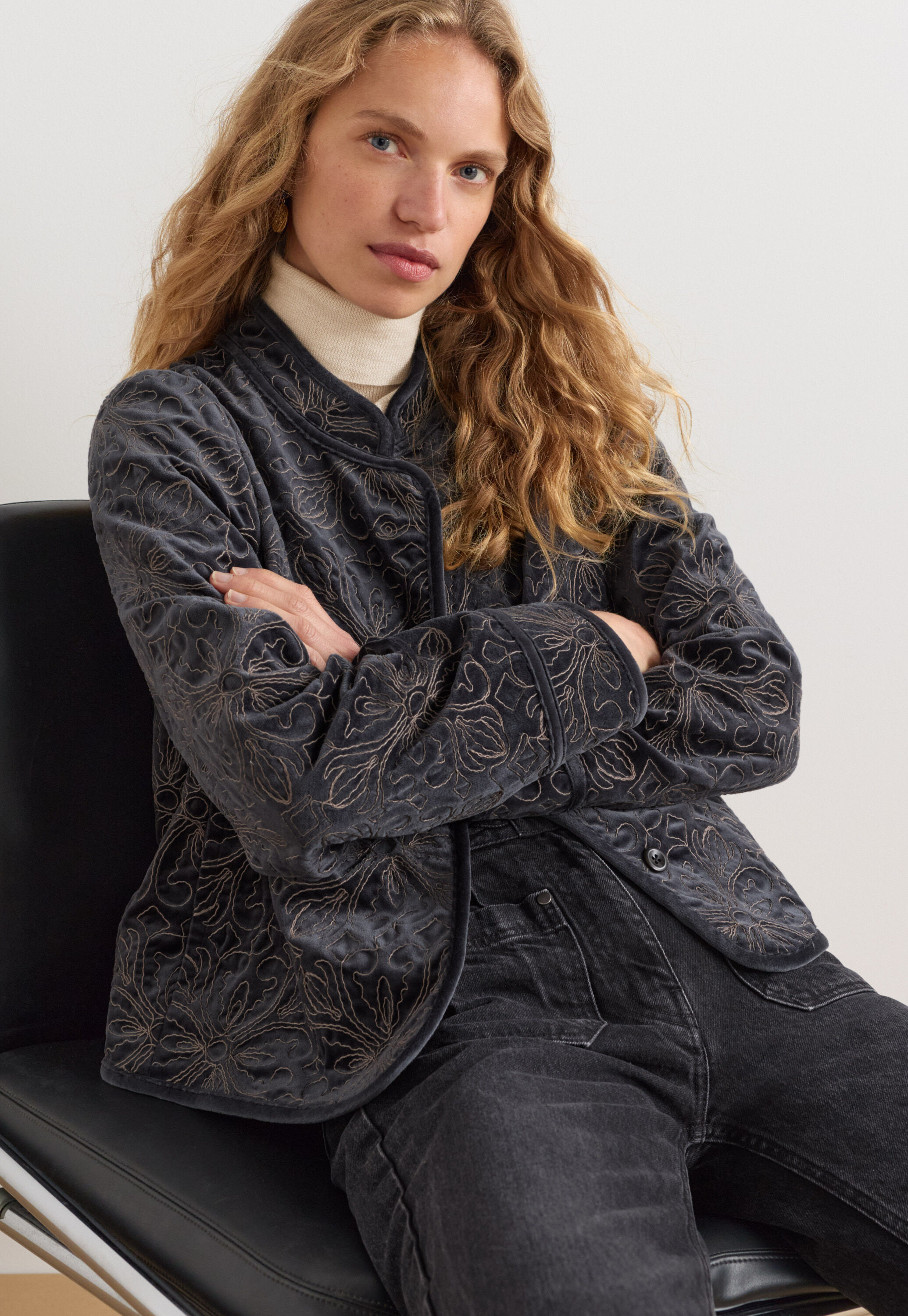 Bestickte Samtjacke