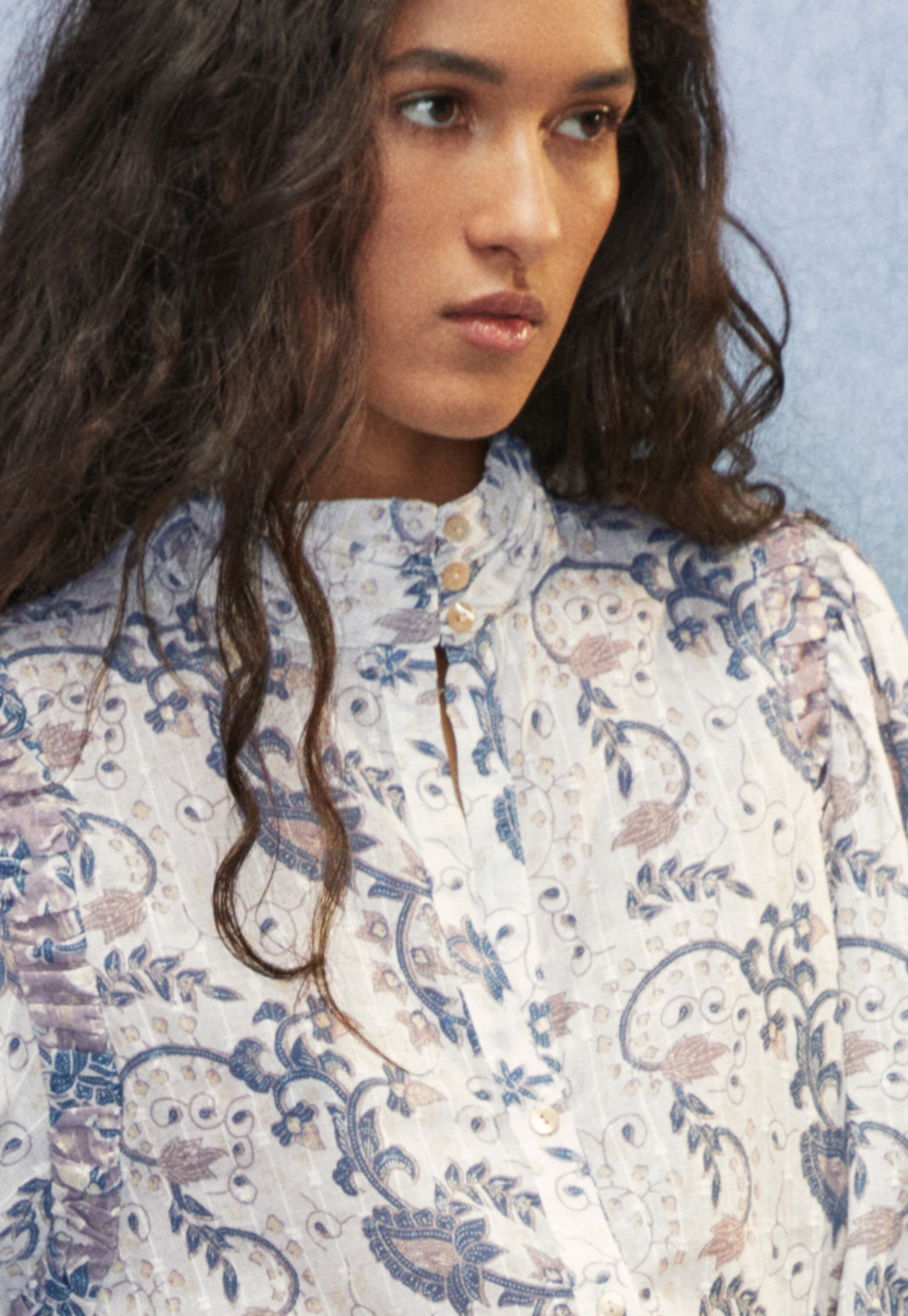 Bedruckte Bluse mit hohem Halsausschnitt