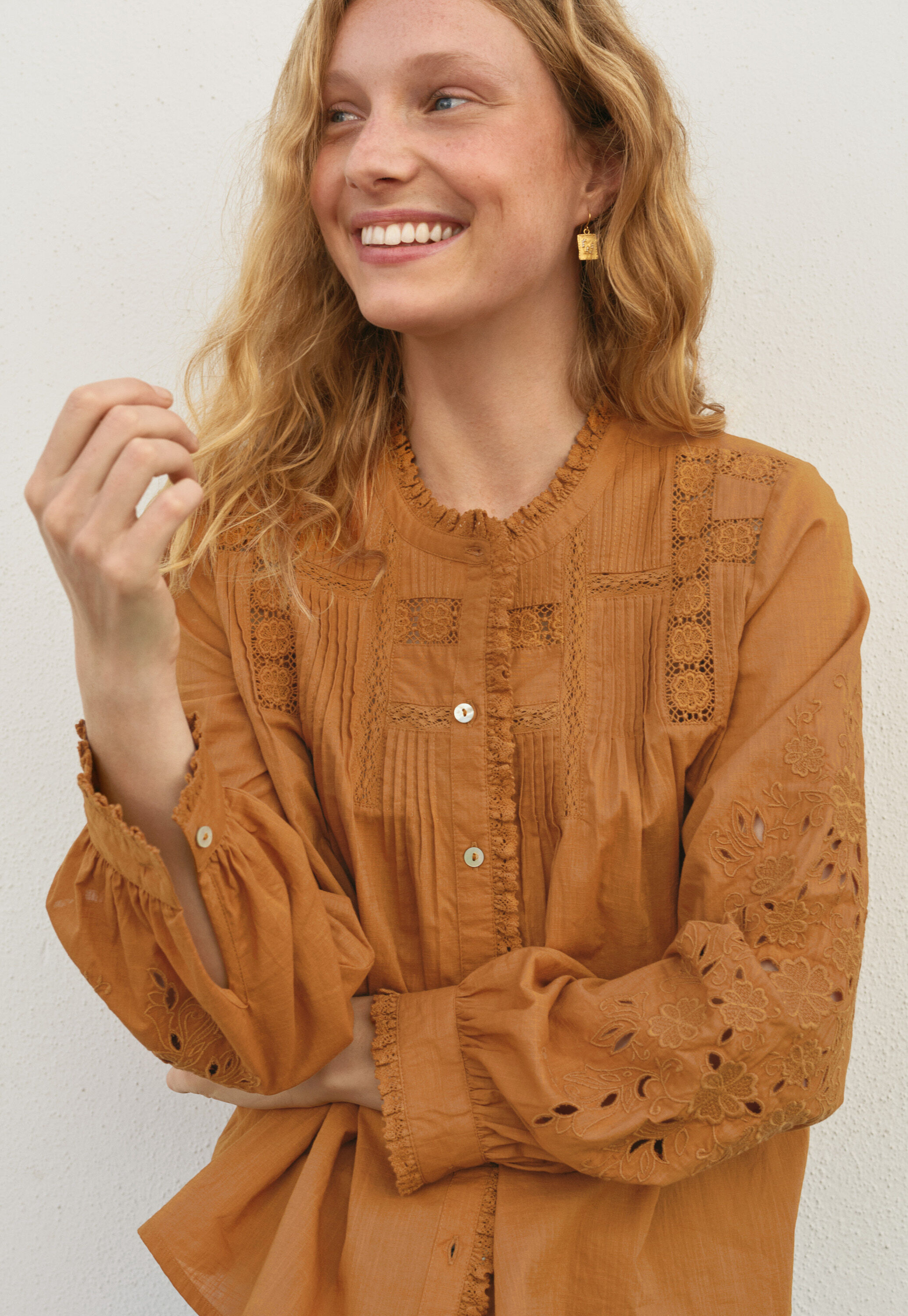 Bluse mit Spitze und Biesen