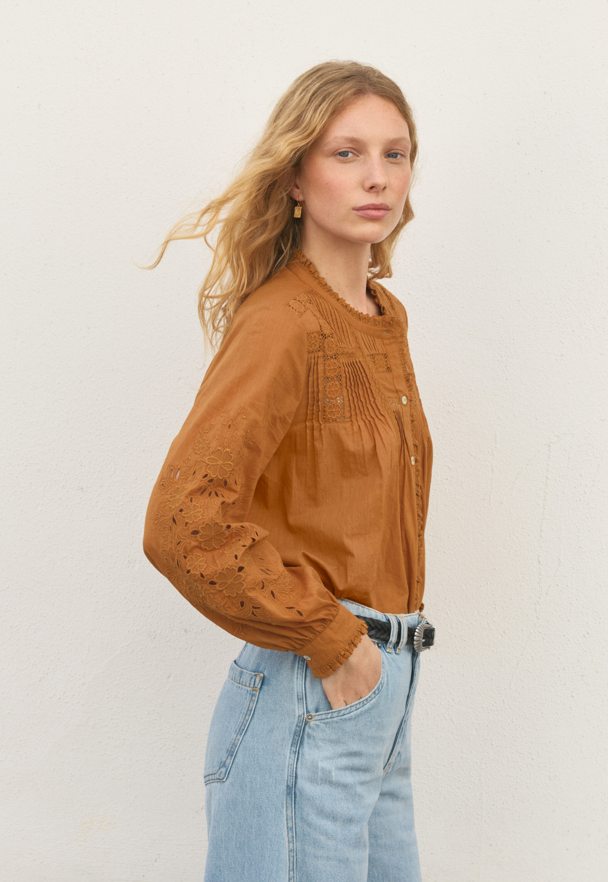 Bluse mit Spitze und Biesen