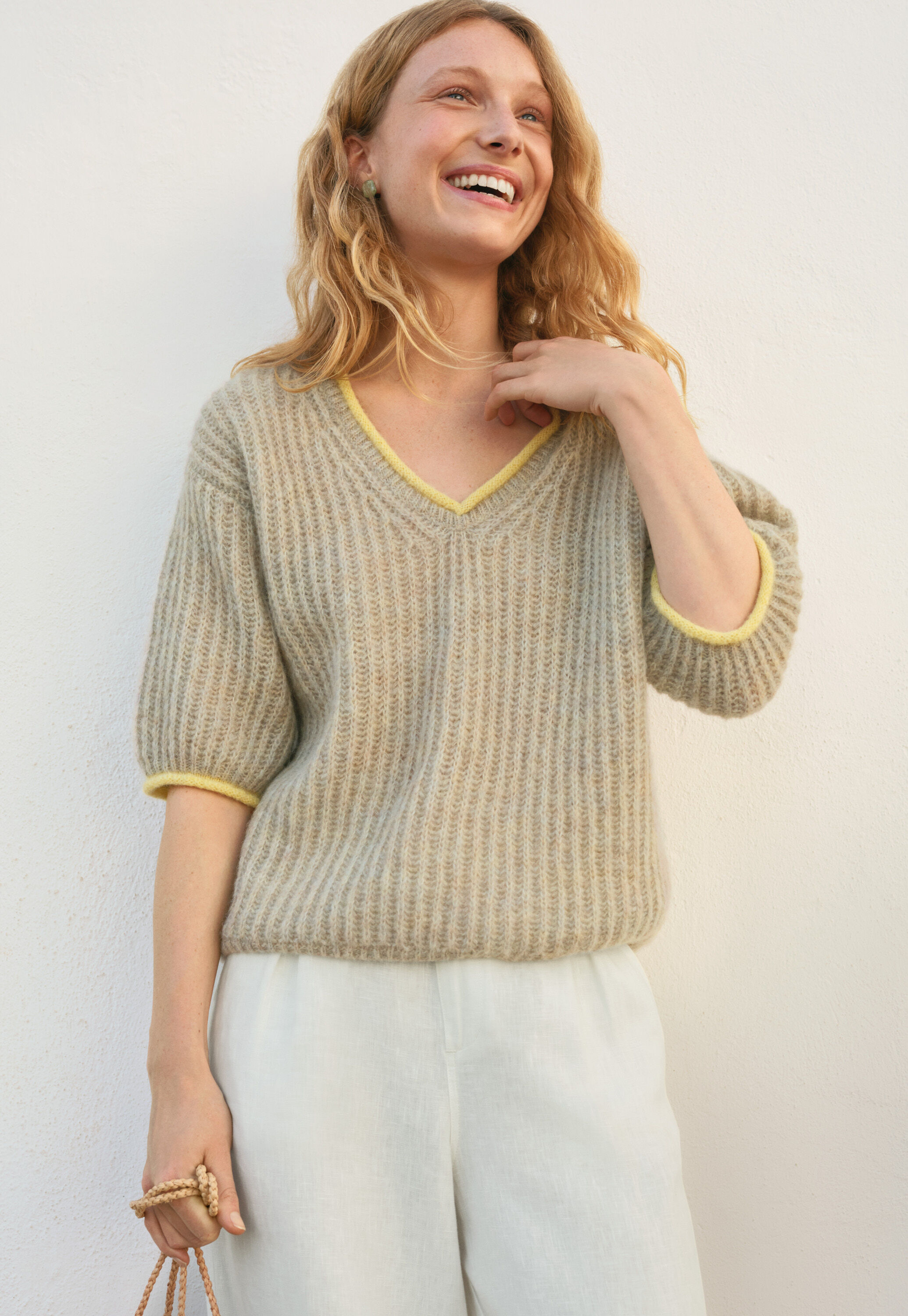 Ripppullover mit V-Ausschnitt