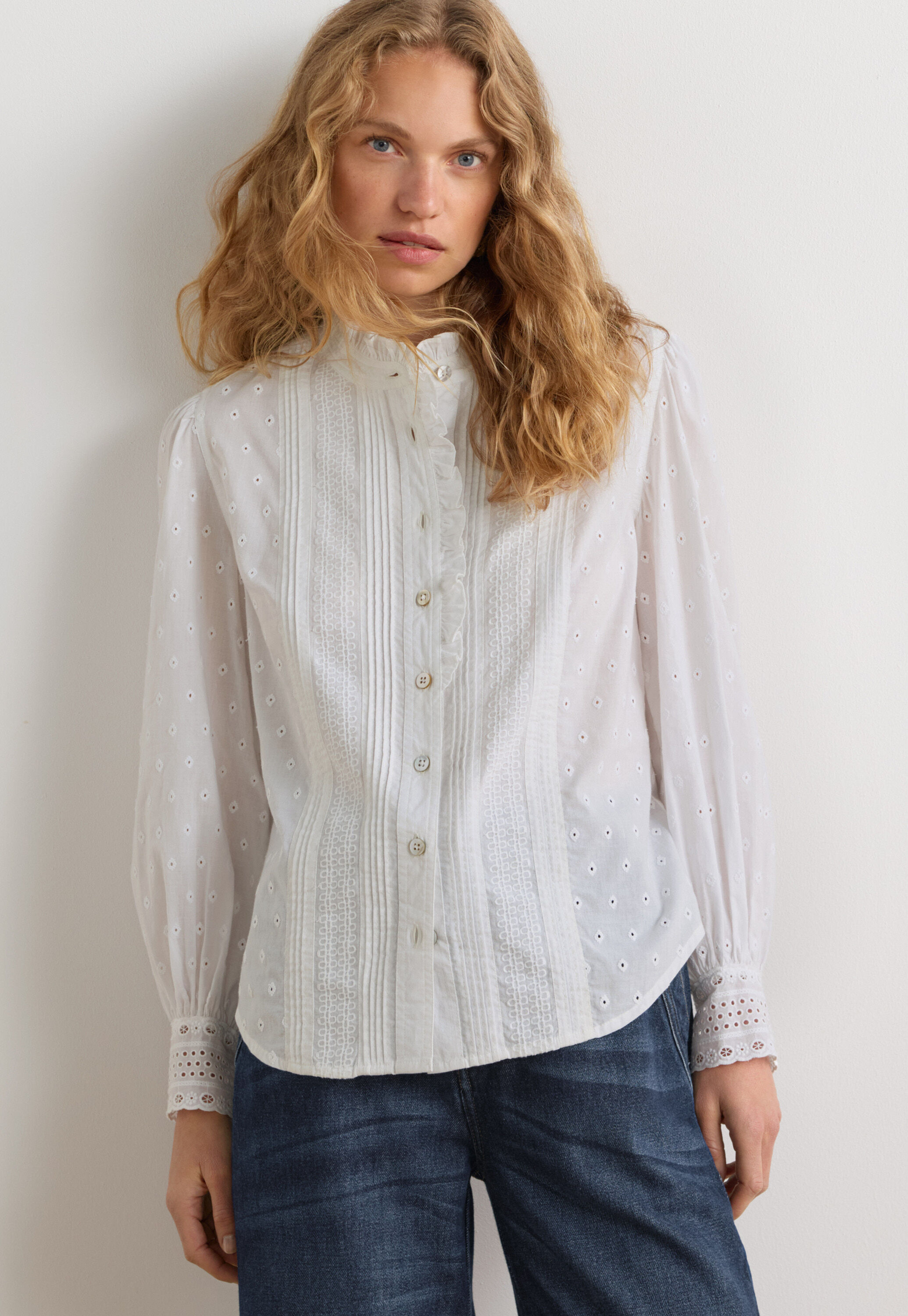 Broderie-Bluse mit R&uuml;schenkragen
