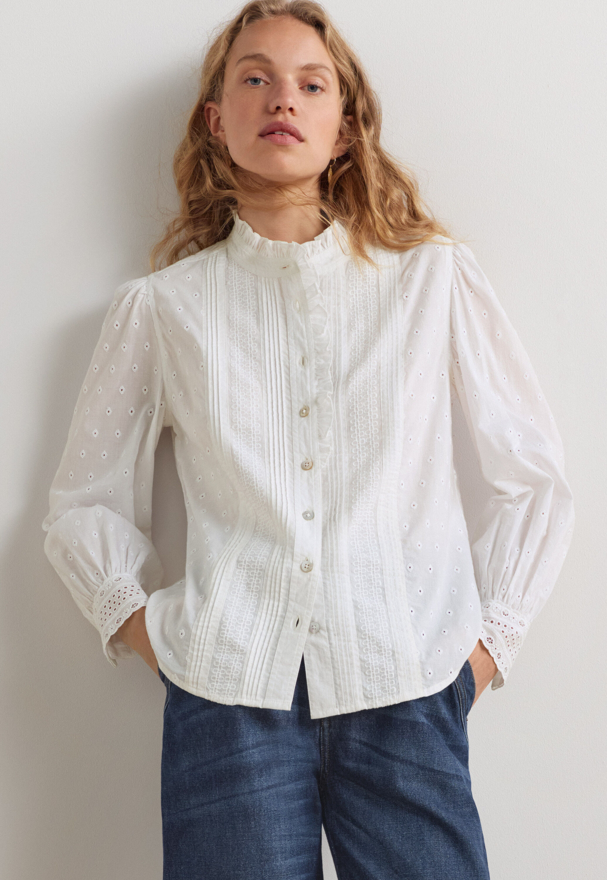 Broderie-Bluse mit R&uuml;schenkragen