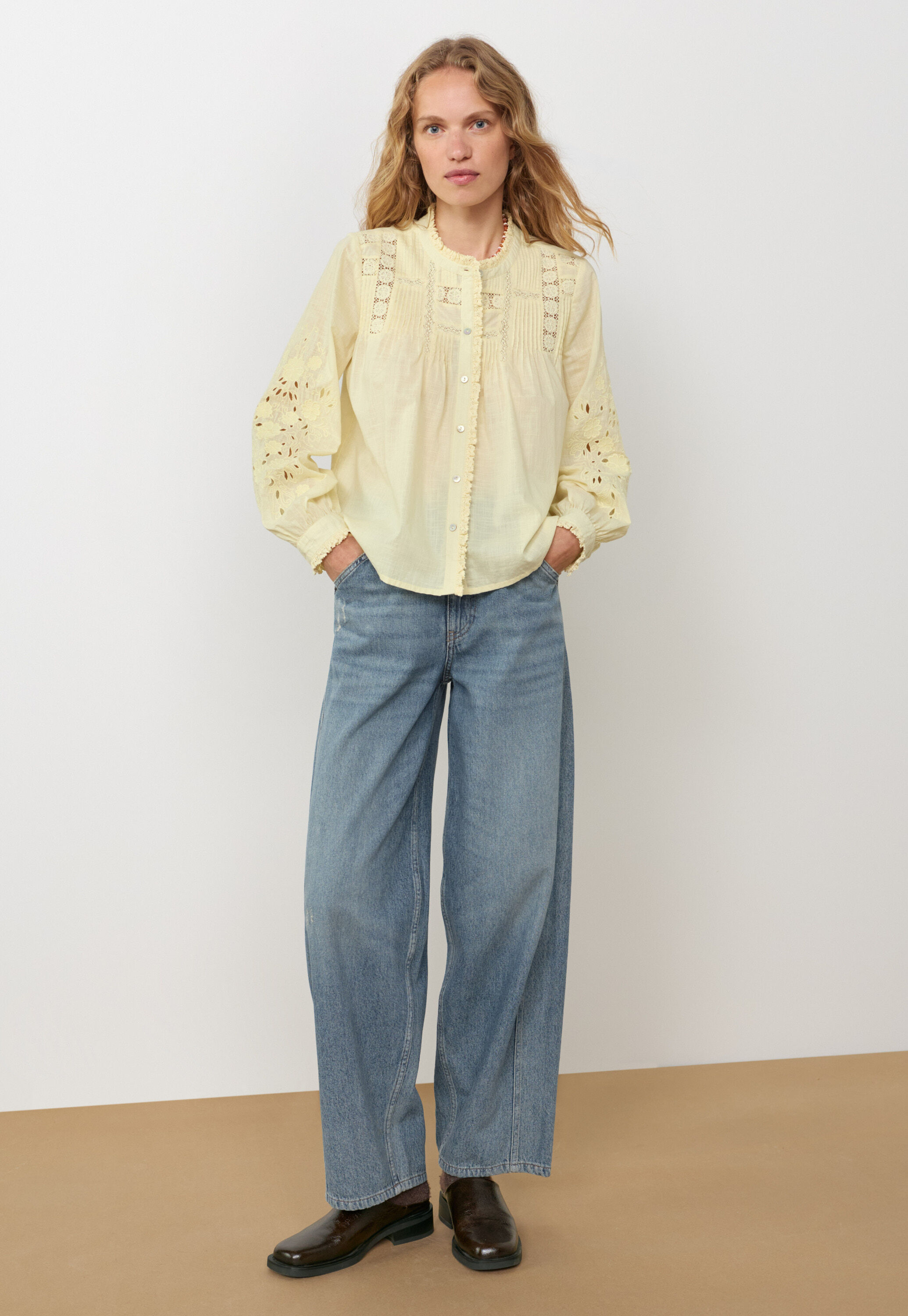Bluse mit Spitze und Biesen