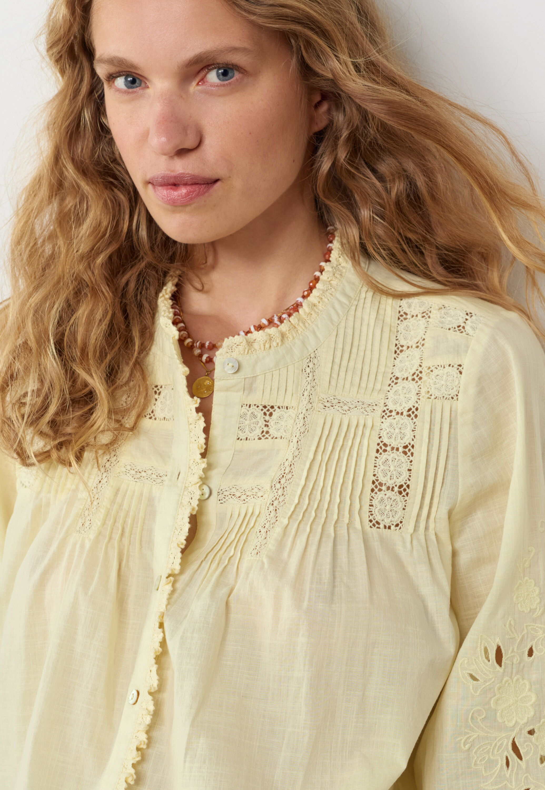 Bluse mit Spitze und Biesen