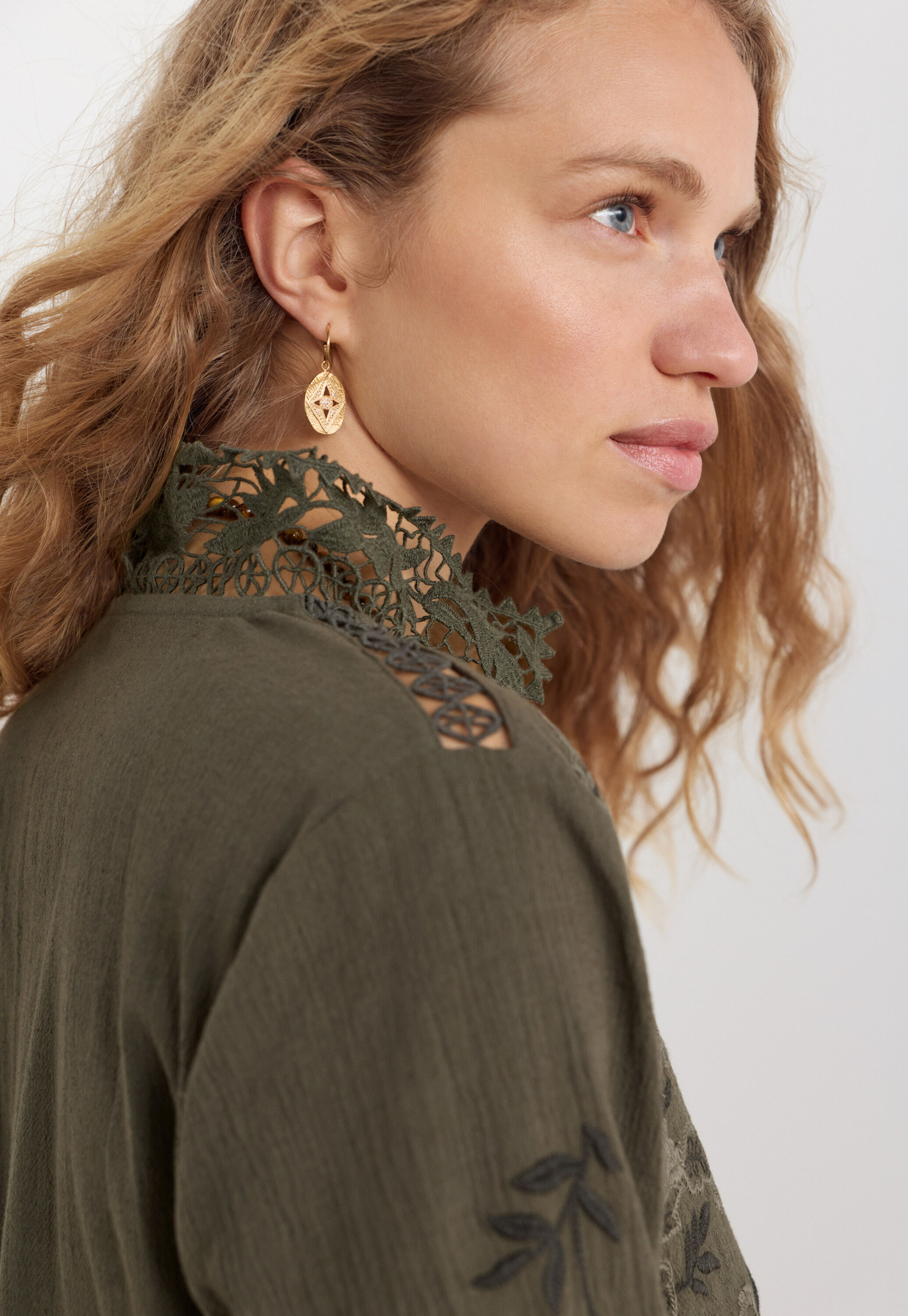 Bestickte Bluse mit Spitze