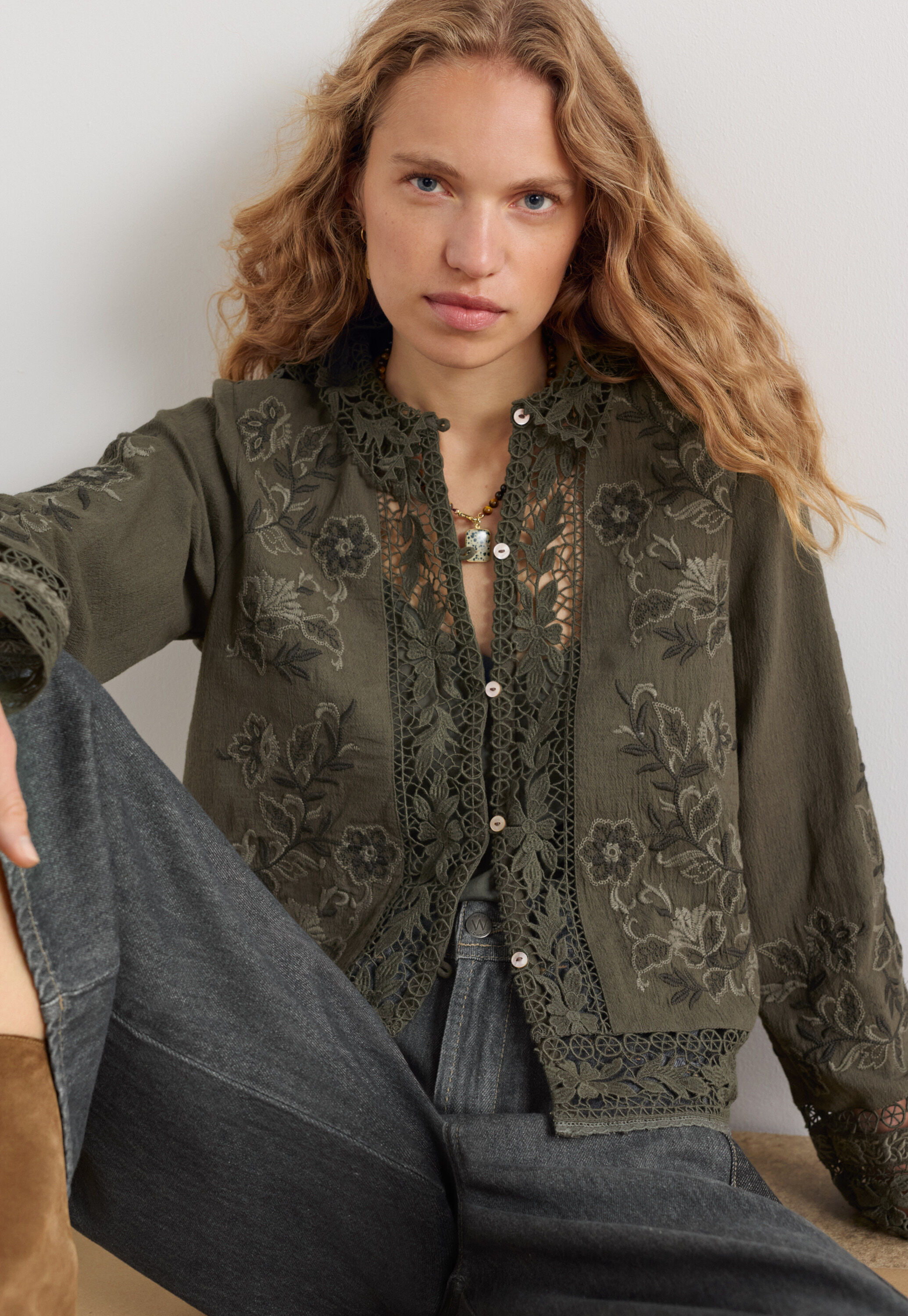 Bestickte Bluse mit Spitze