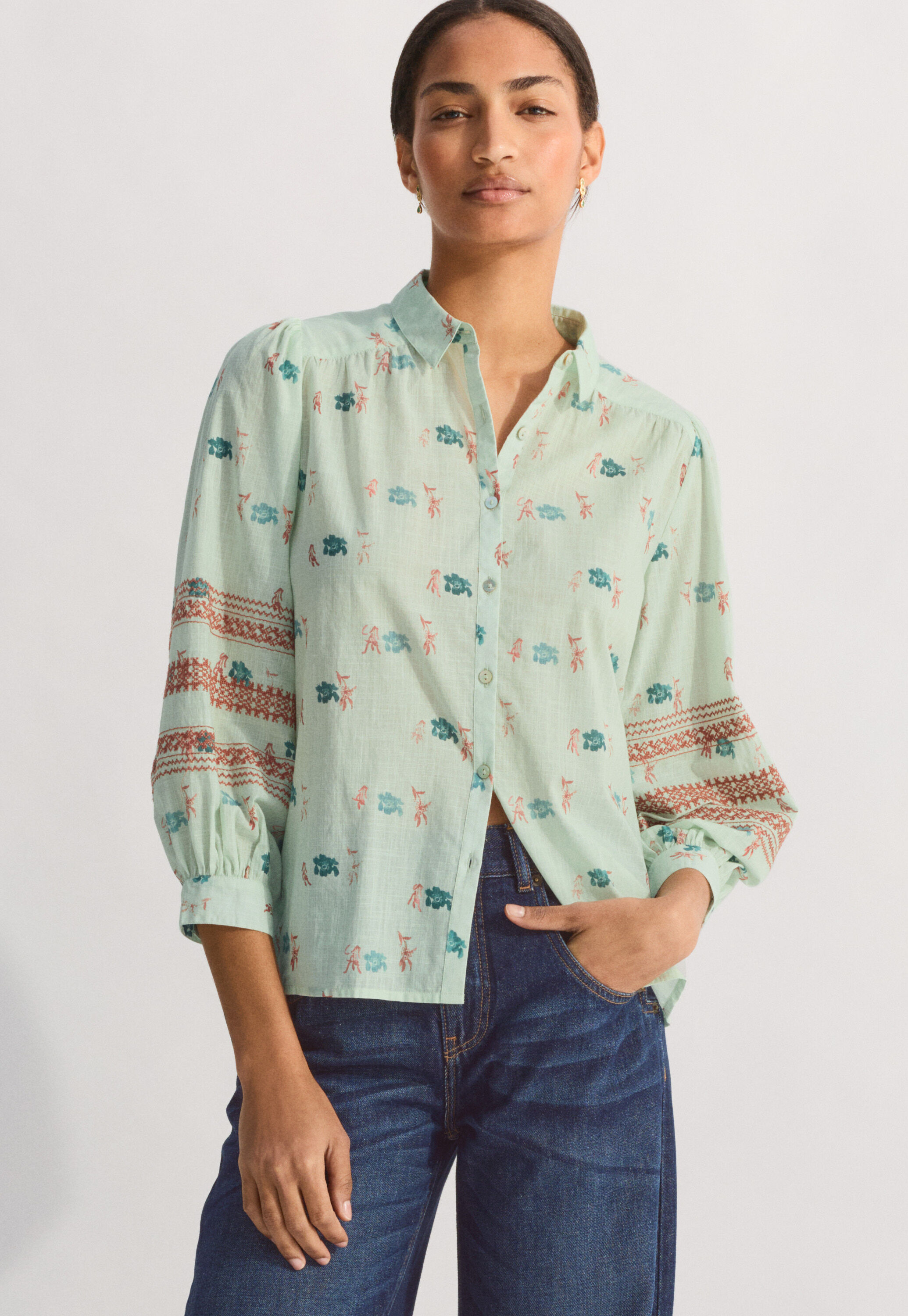 Bestickte Bluse mit Print