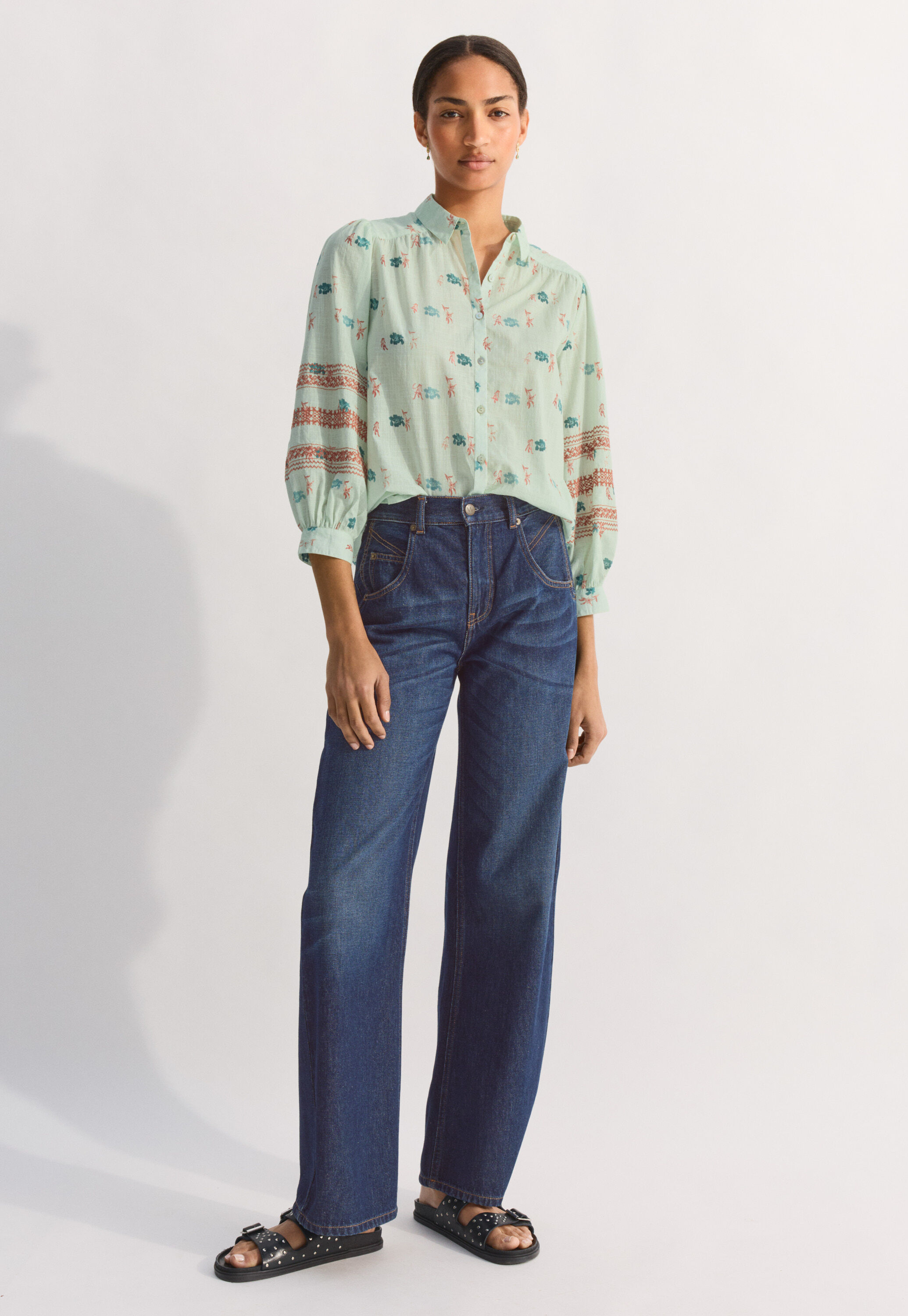 Bestickte Bluse mit Print