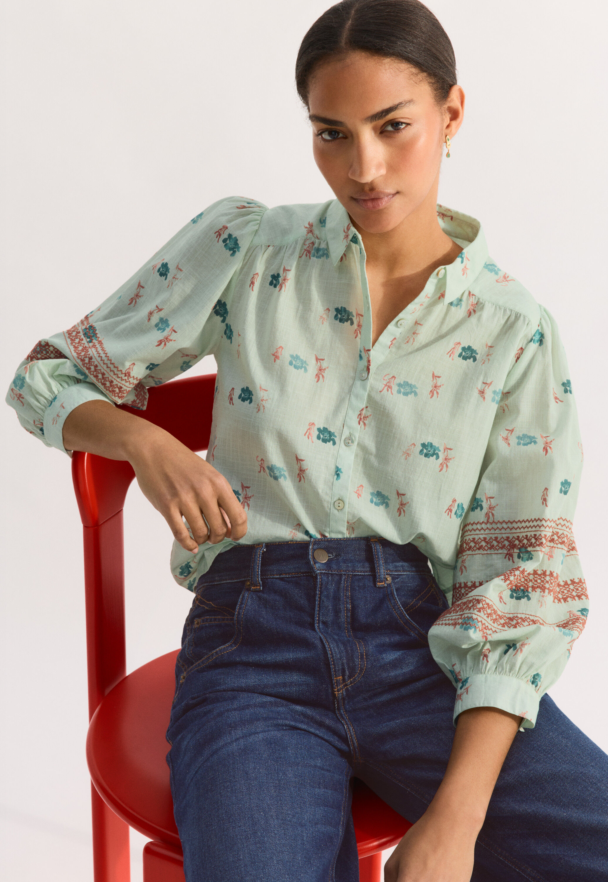 Bestickte Bluse mit Print