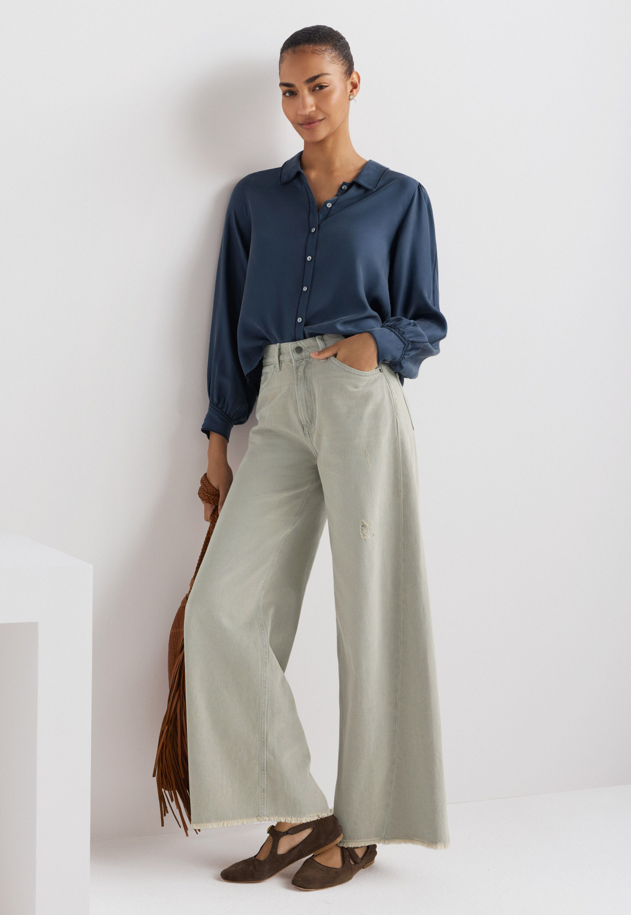 Mittelhoch taillierte Jeans mit weitem Bein