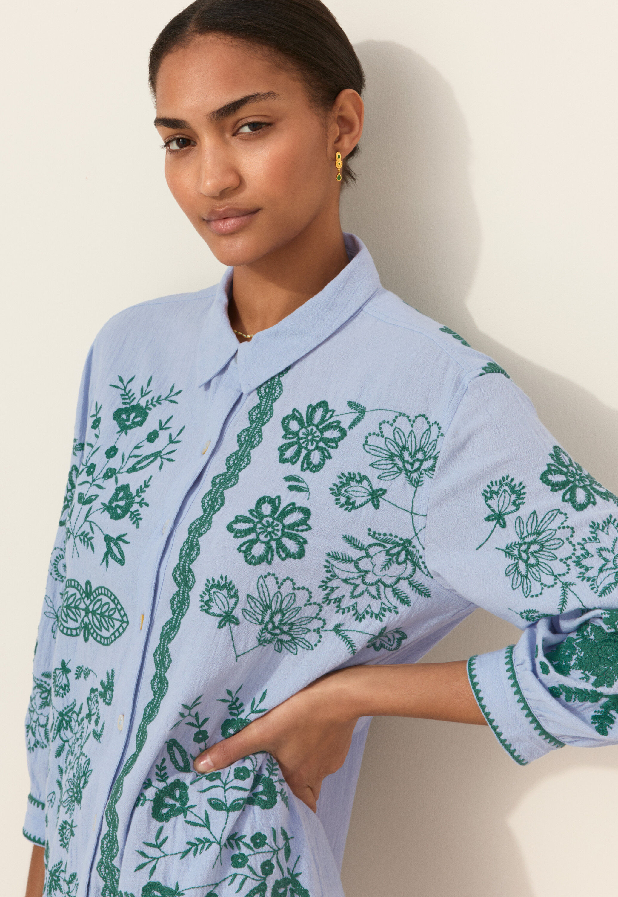 Kleid mit platzierter Stickerei