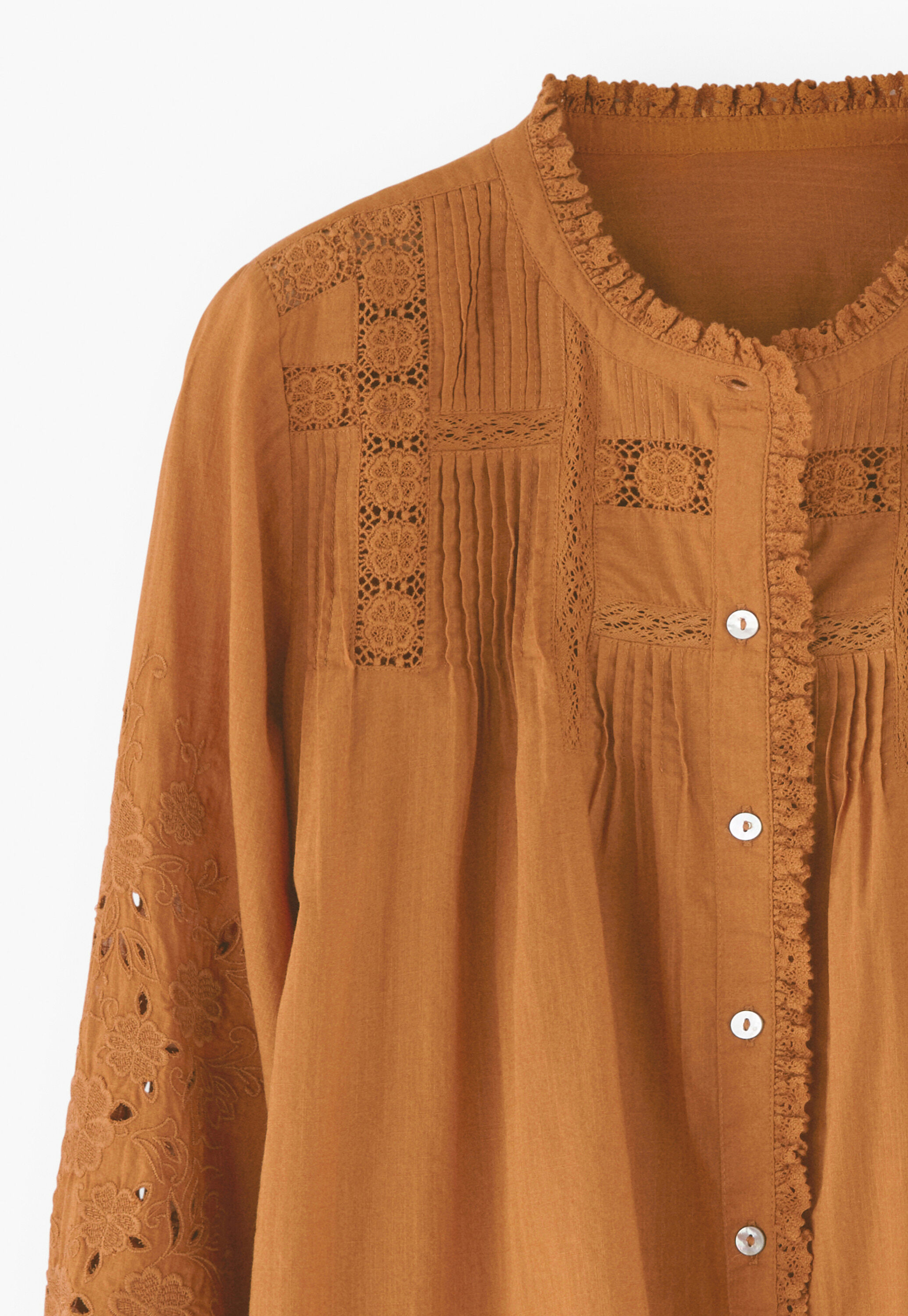 Bluse mit Spitze und Biesen