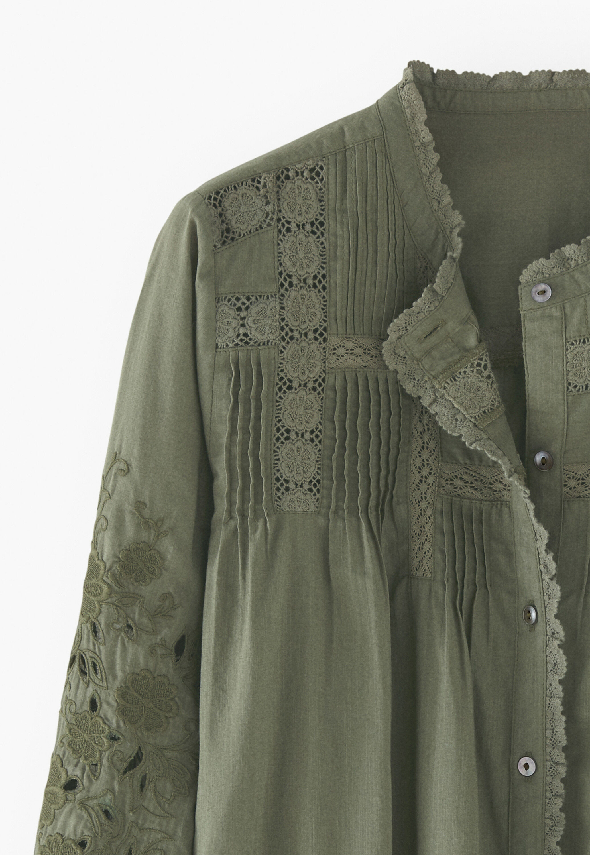 Bluse mit Spitze und Biesen