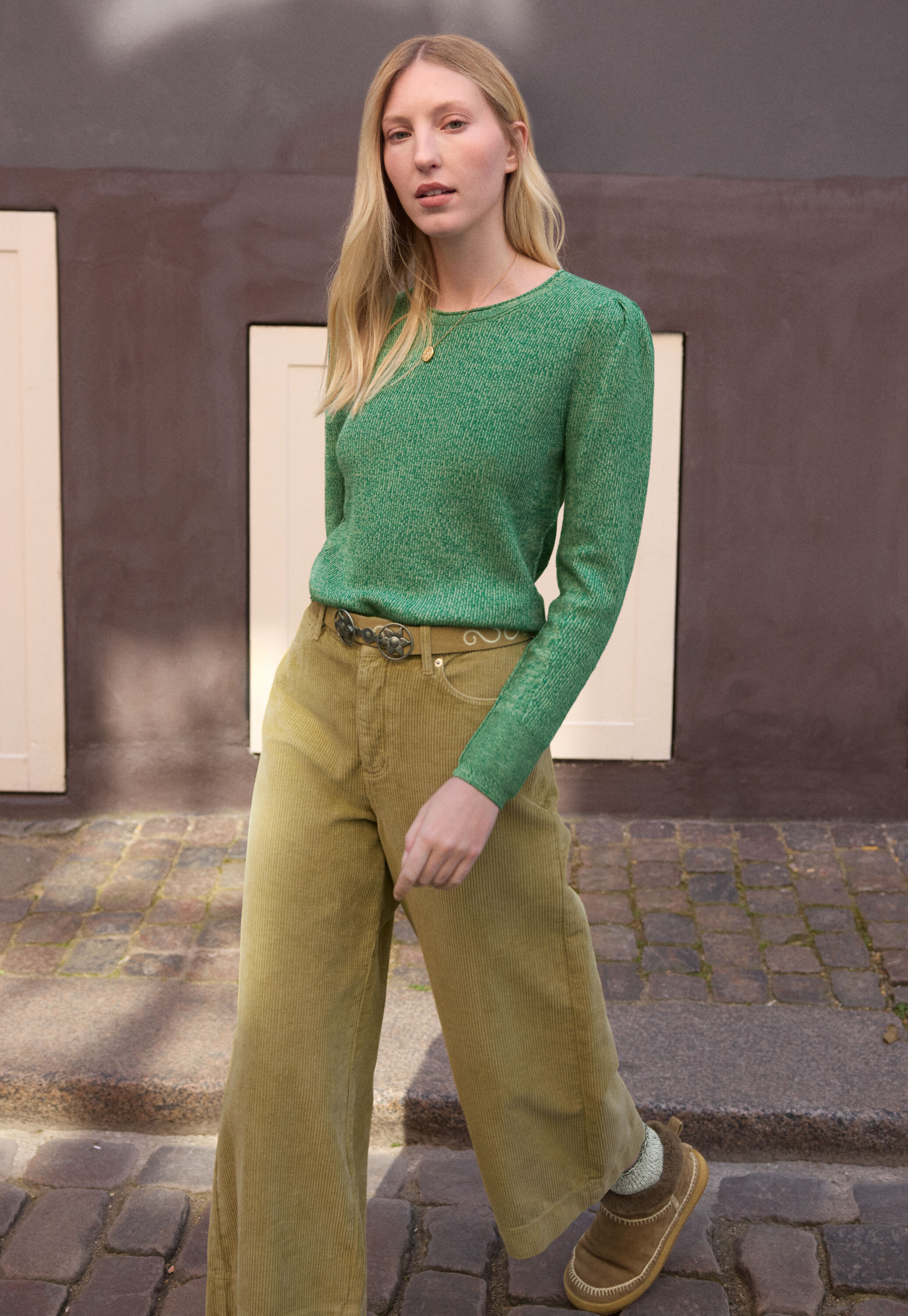 K&uuml;rzer geschnittene Hose mit weitem Bein