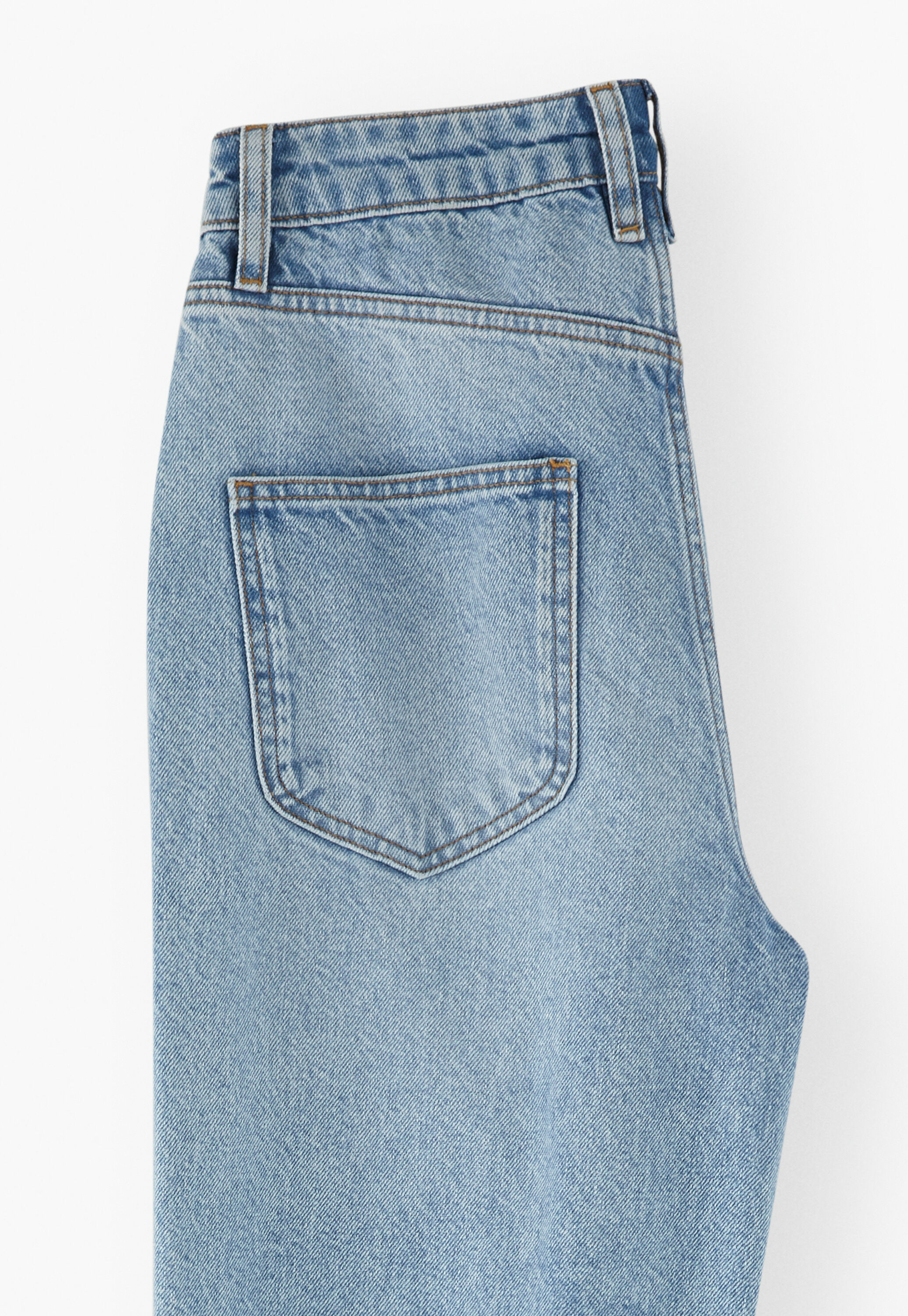 Jeans mit ausgelassenem Saum