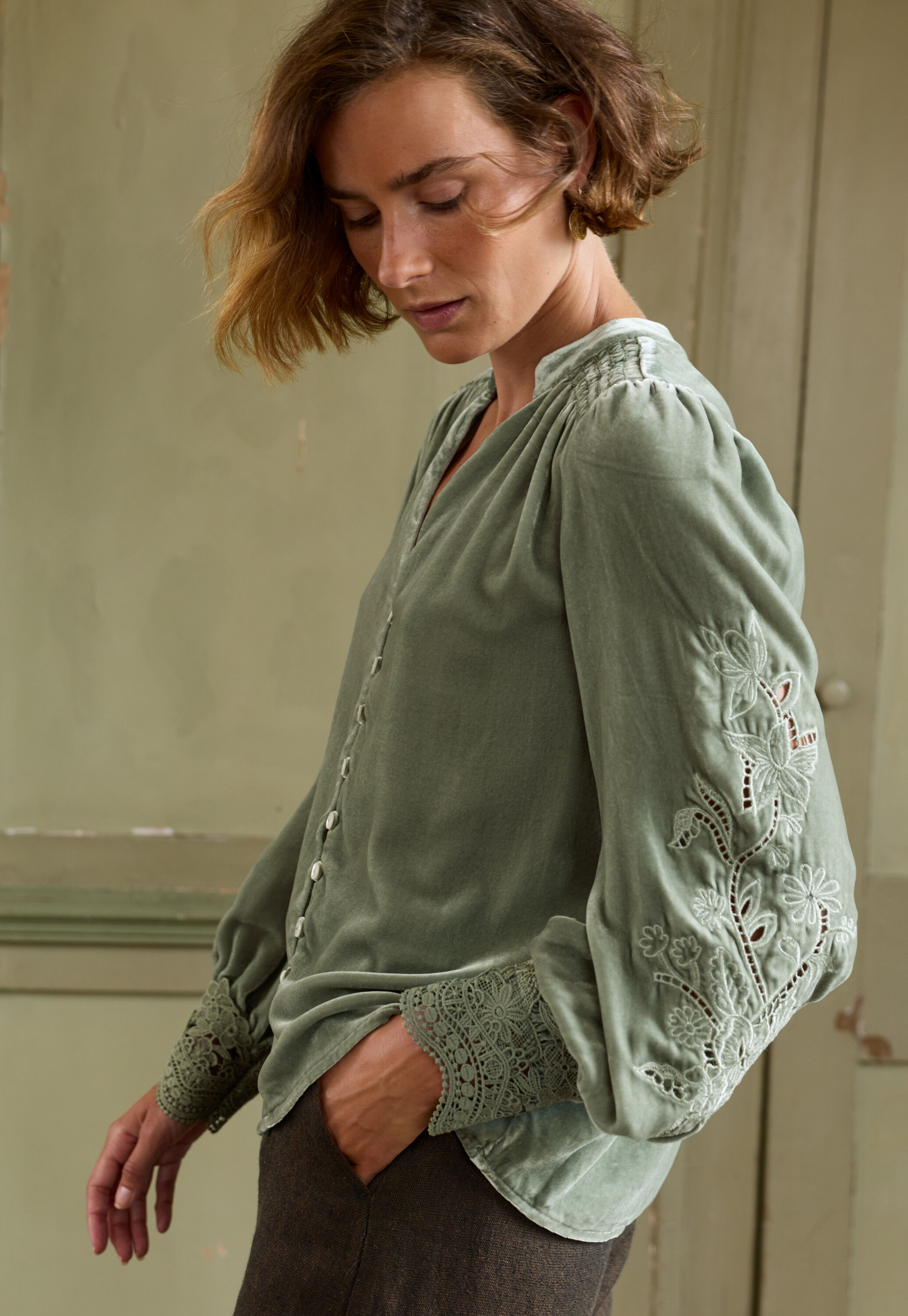 Samtbluse mit Cutwork, Meeresgr&uuml;n, large