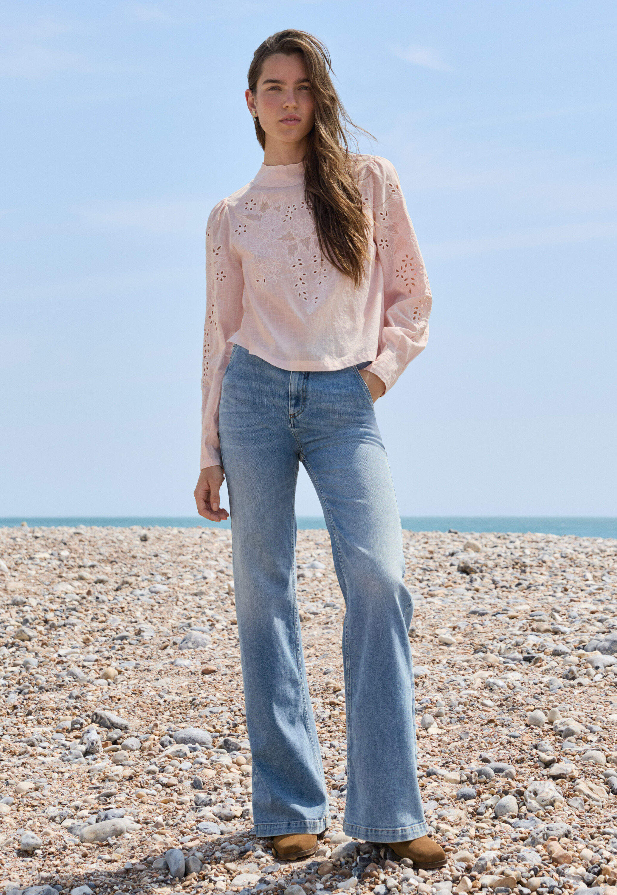 Jeans mit geschlitztem Saum