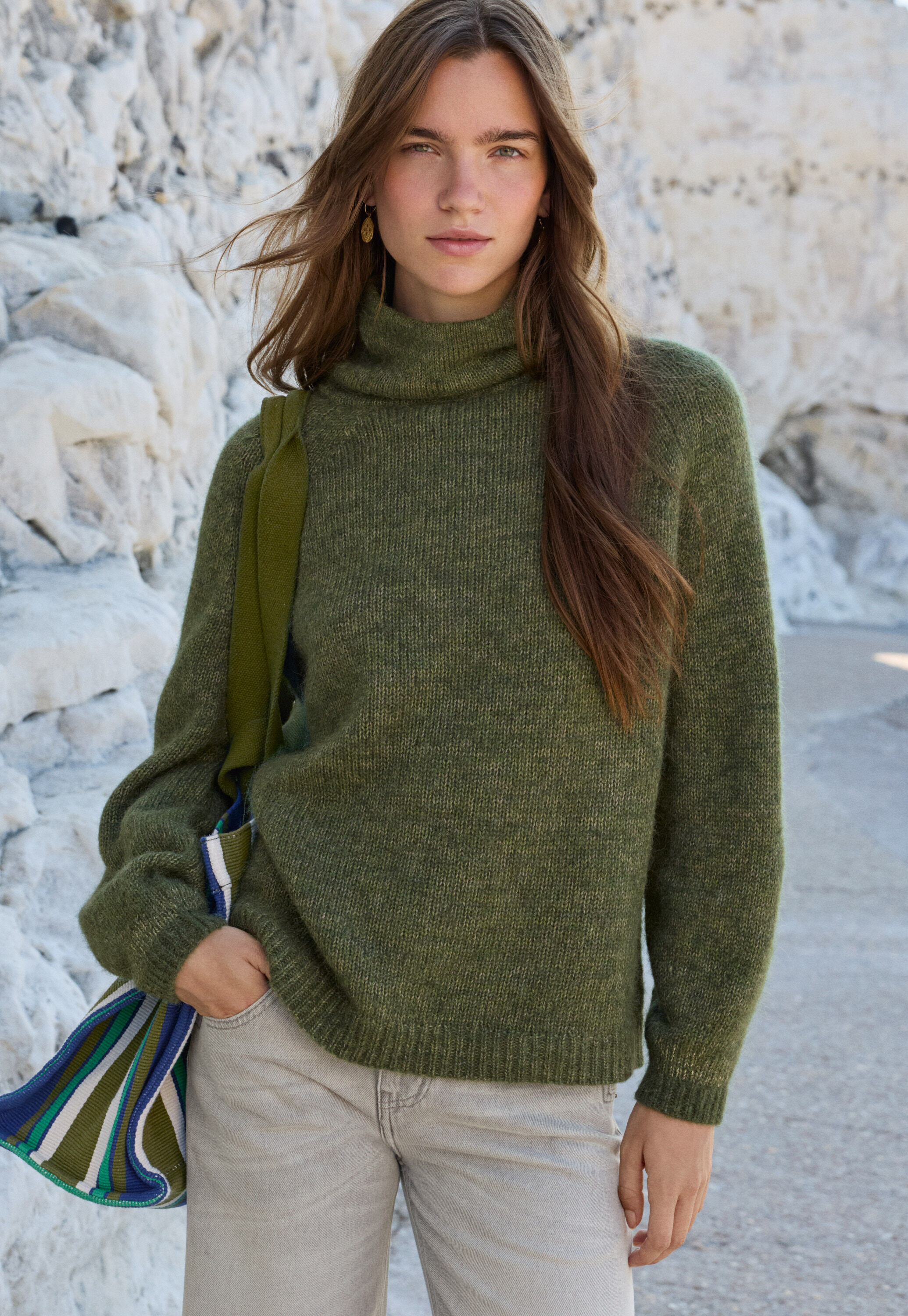 Raglanpullover mit hohem Kragen