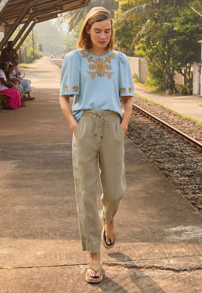 Schmal zulaufende Hose, Blasses Khaki, completeTheLook